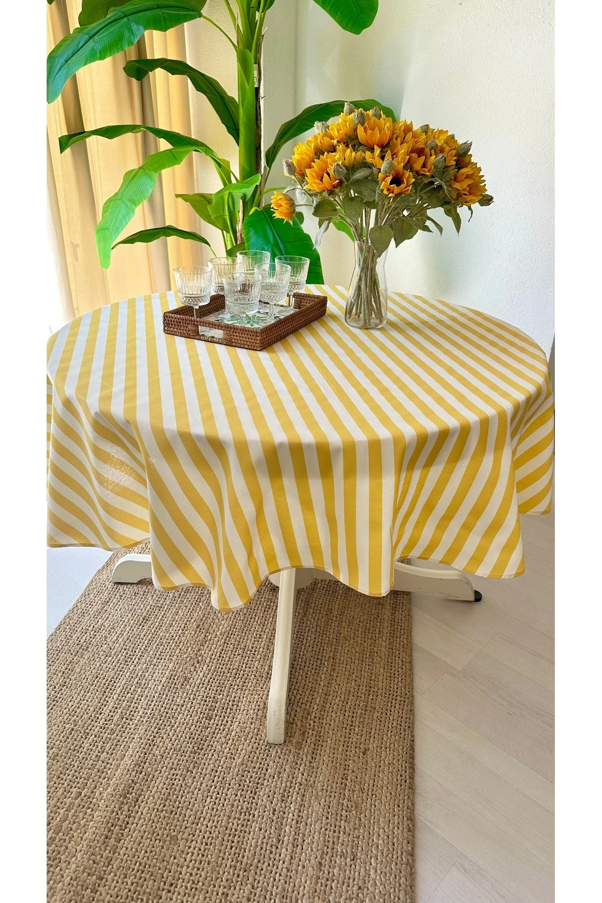 Dertsiz Leke Tutmaz Sarı Çizgili Yuvarlak Masa Örtüsü