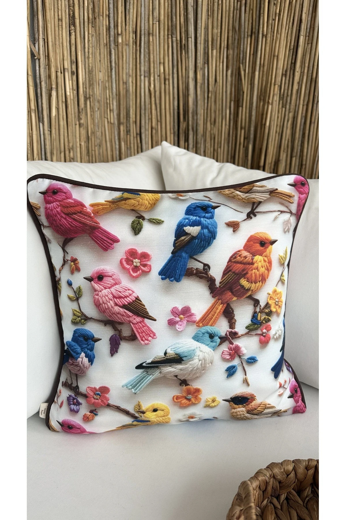 Djital Baskılı Renkli Kuş Desenli Biye Detaylı Kırlent Kılıfı 1 adet