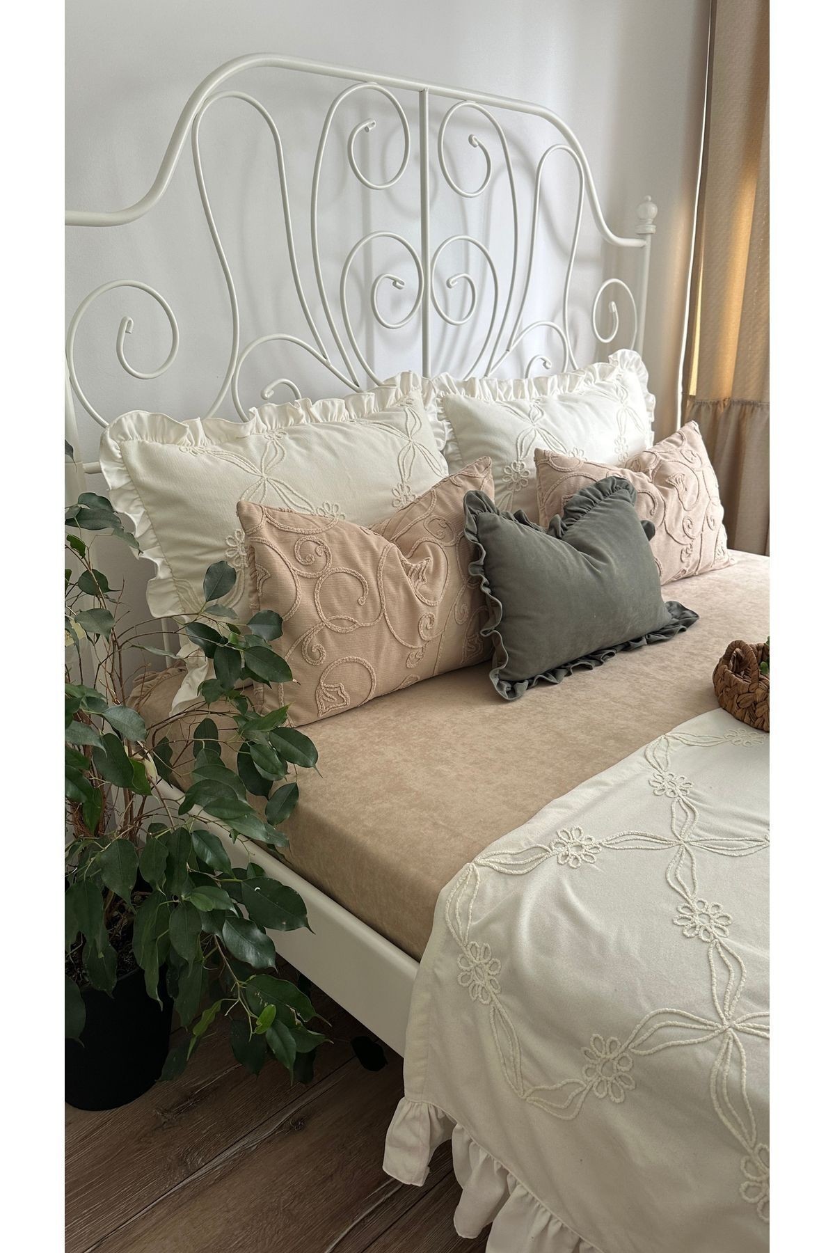 Tasarım Model Nakış İşlemeli Fırfır Detaylı Ekru Yatak Runner Set Fırfırlı Yatak Örtüsü
