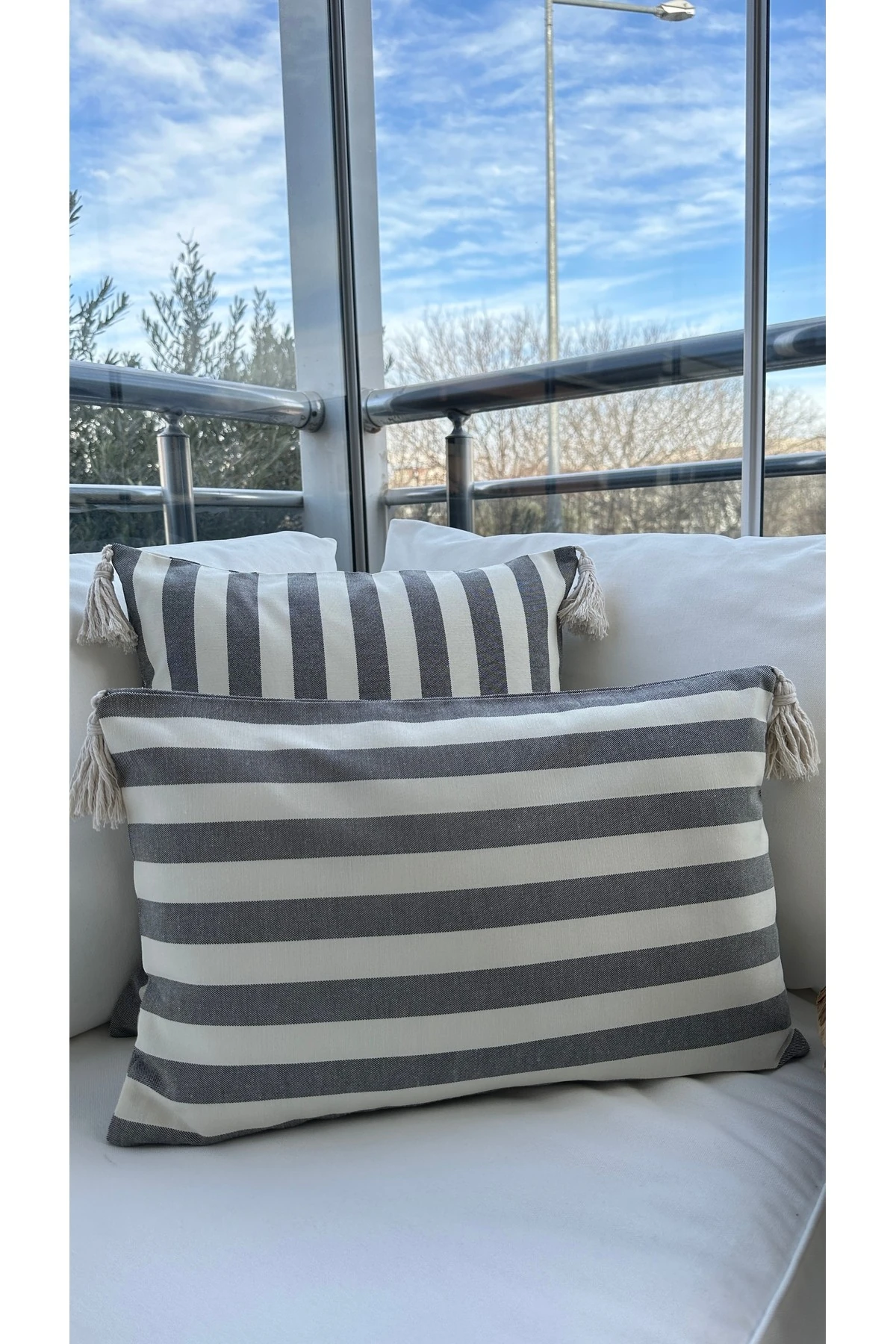 2‘li Keten Çizgi Desenli Püsküllü Füme-Ekru Kırlent Kılıfı Seti