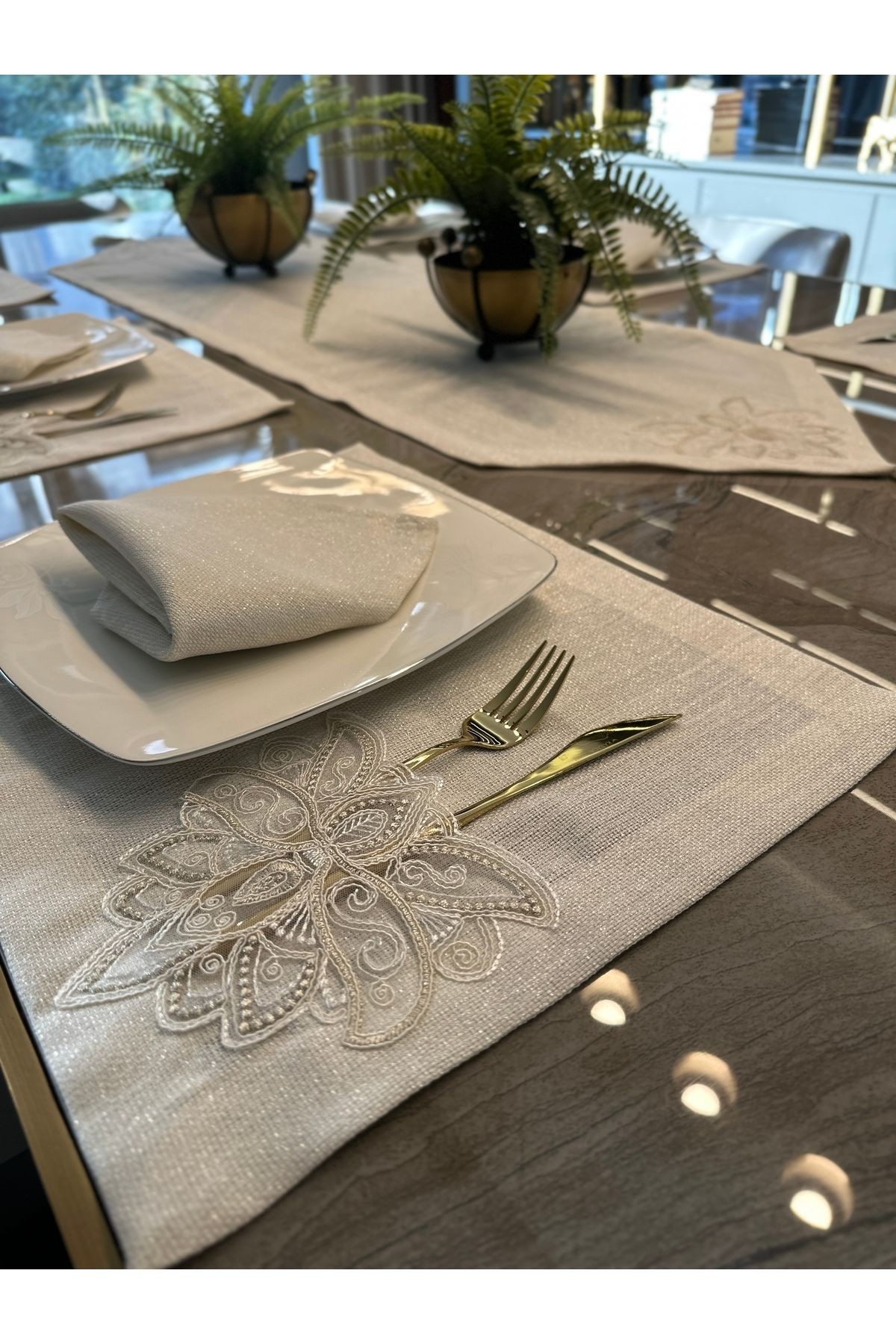 7 Parça Linen Fransız Dantelli Köşe Püsküllü Gold Simli Ekru Amerikan Servis Ve Runner Set