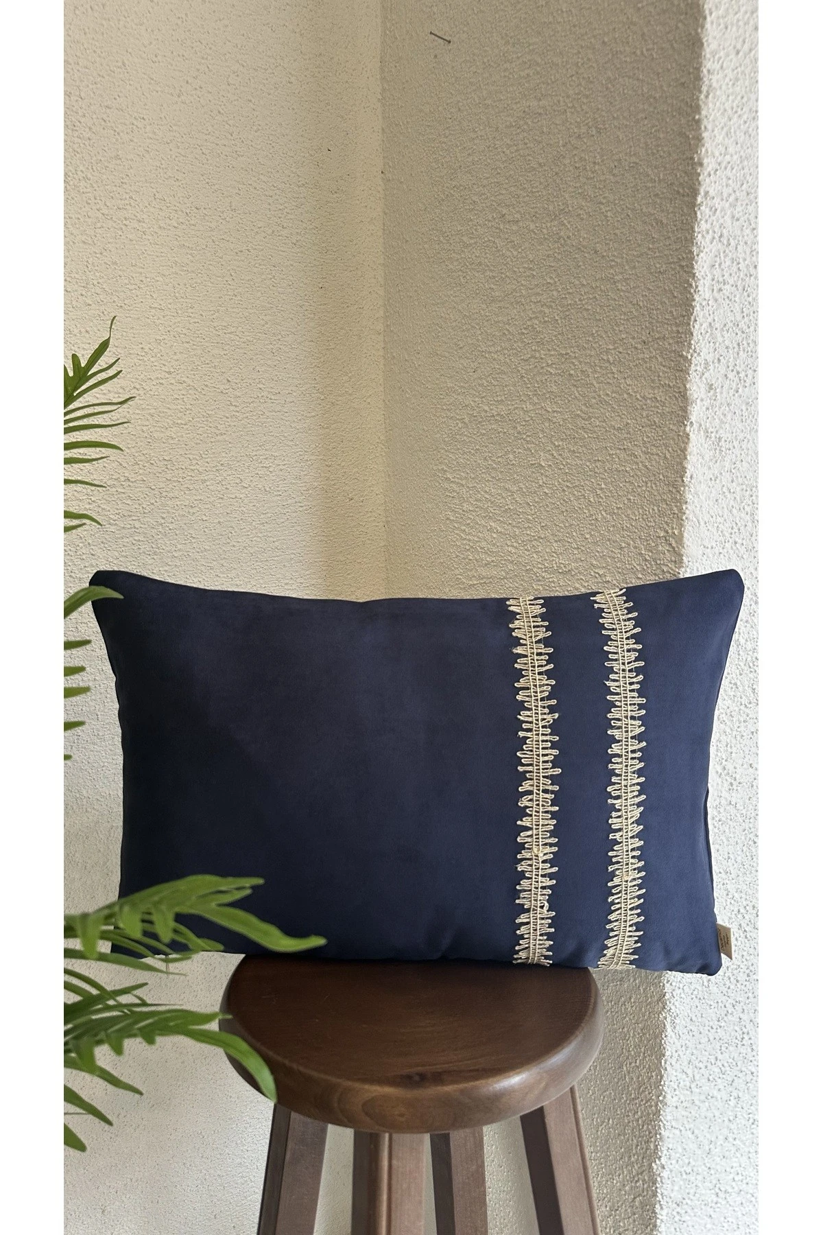 Gold Detaylı Lacivert Salon Kırlent Kılıfı