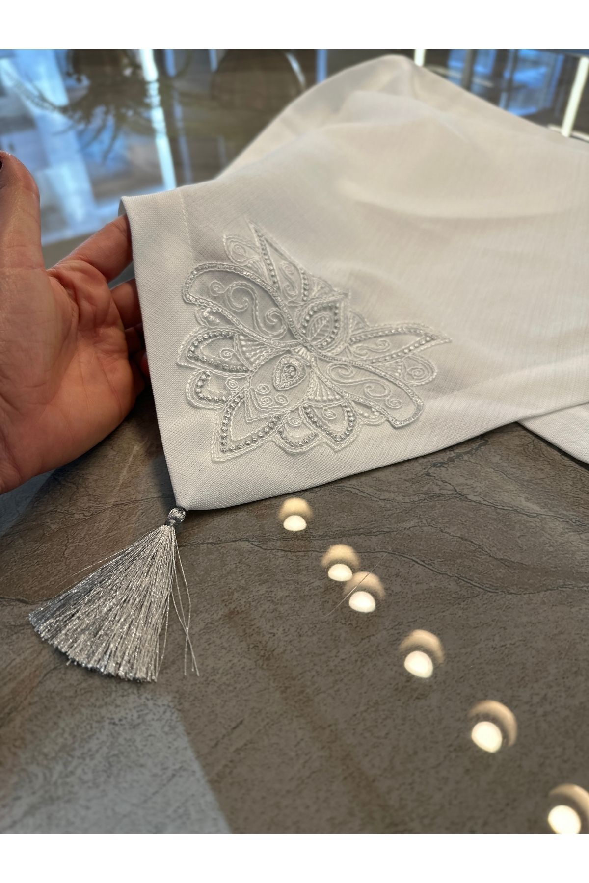 Fransız Dantelli Köşe Püsküllü Simli Runner