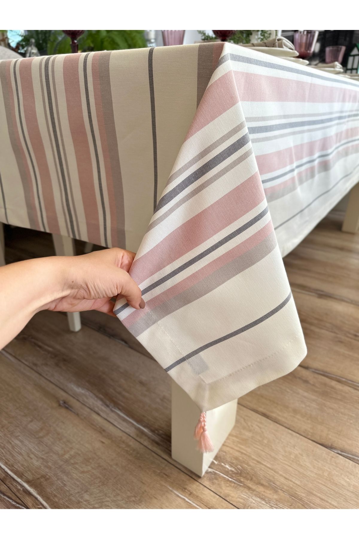 Püskül Detaylı Pembe Ekru Çizgili Keten Masa Örtüsü