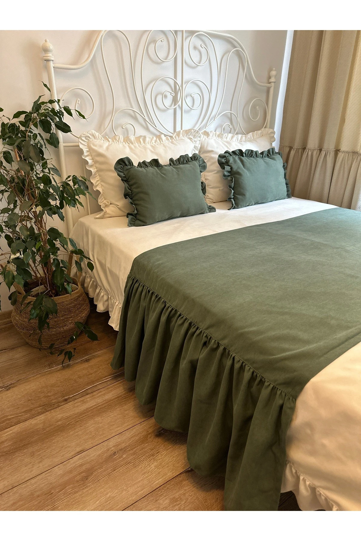 Adaçayı Yeşili Fırfırlı Yatak Runner ve İç Dolgulu Kırlent Seti Çift Kişilik 3 Parça - Yeşil