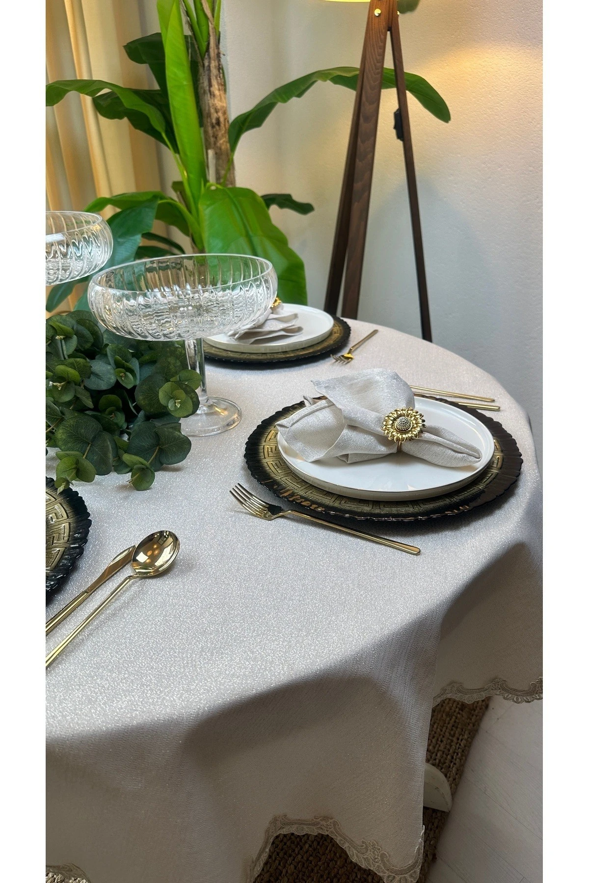 Keten Dokulu Gold Simli Dantel Detaylı Ekru Yuvarlak Masa Örtüsü