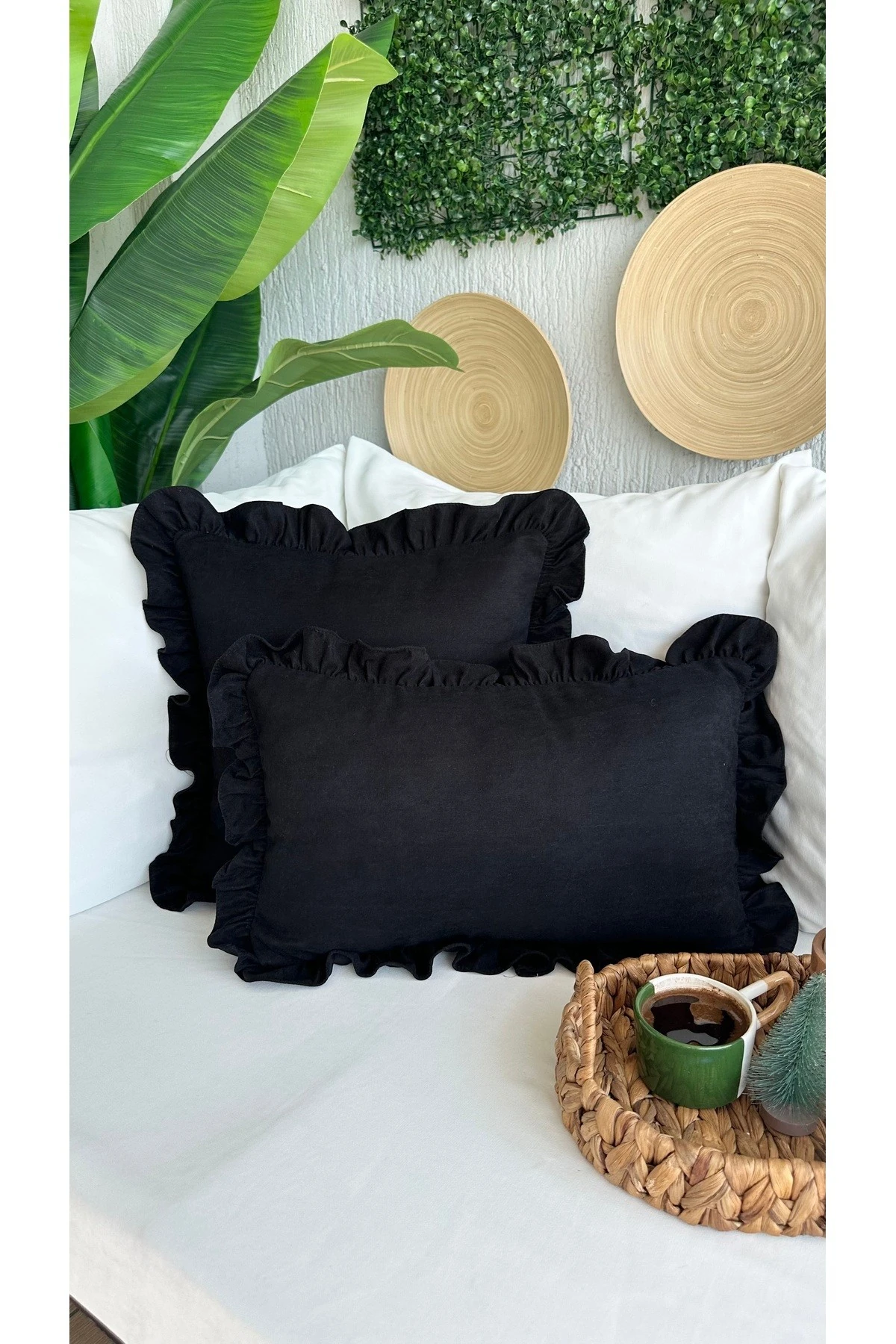 Kadife Doku Vintage Fırfırlı Siyah Renk Kırlent Kılıfı