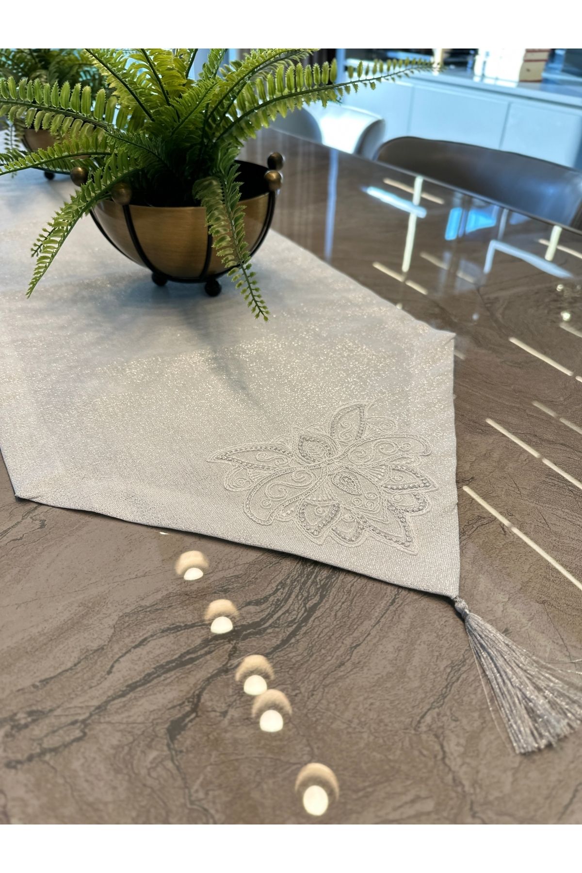 Fransız Dantelli Köşe Püsküllü Simli Runner