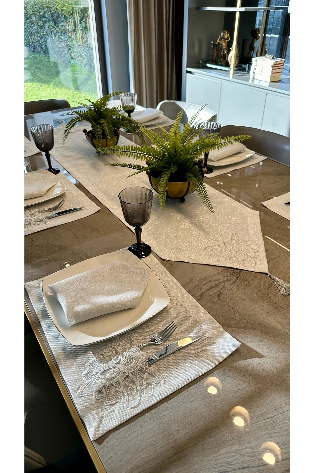 17 Parça 8 KİŞİLİK Fransız Dantelli Köşe Püsküllü Simli Amerikan Servis Runner Peçete Set