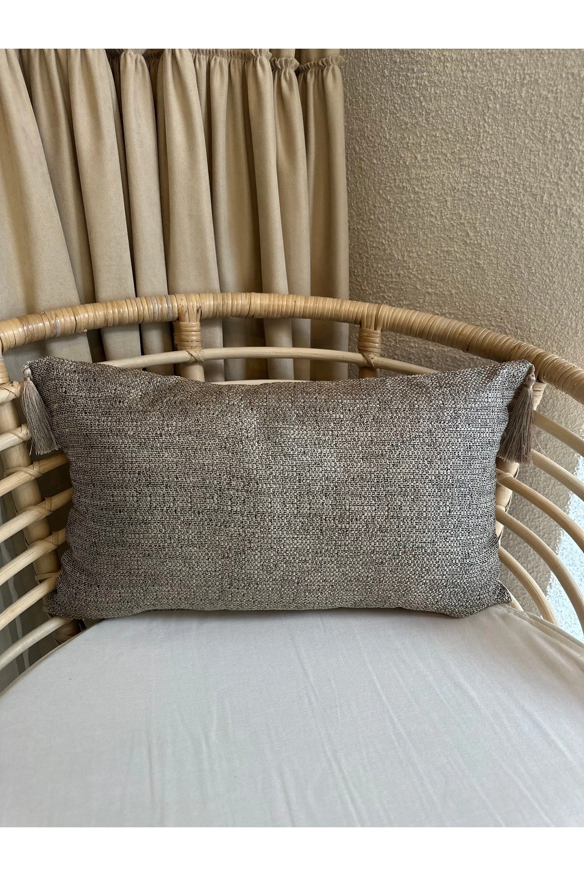 Püsküllü Gold Detaylı Kırlent Kılıfı 1 ad