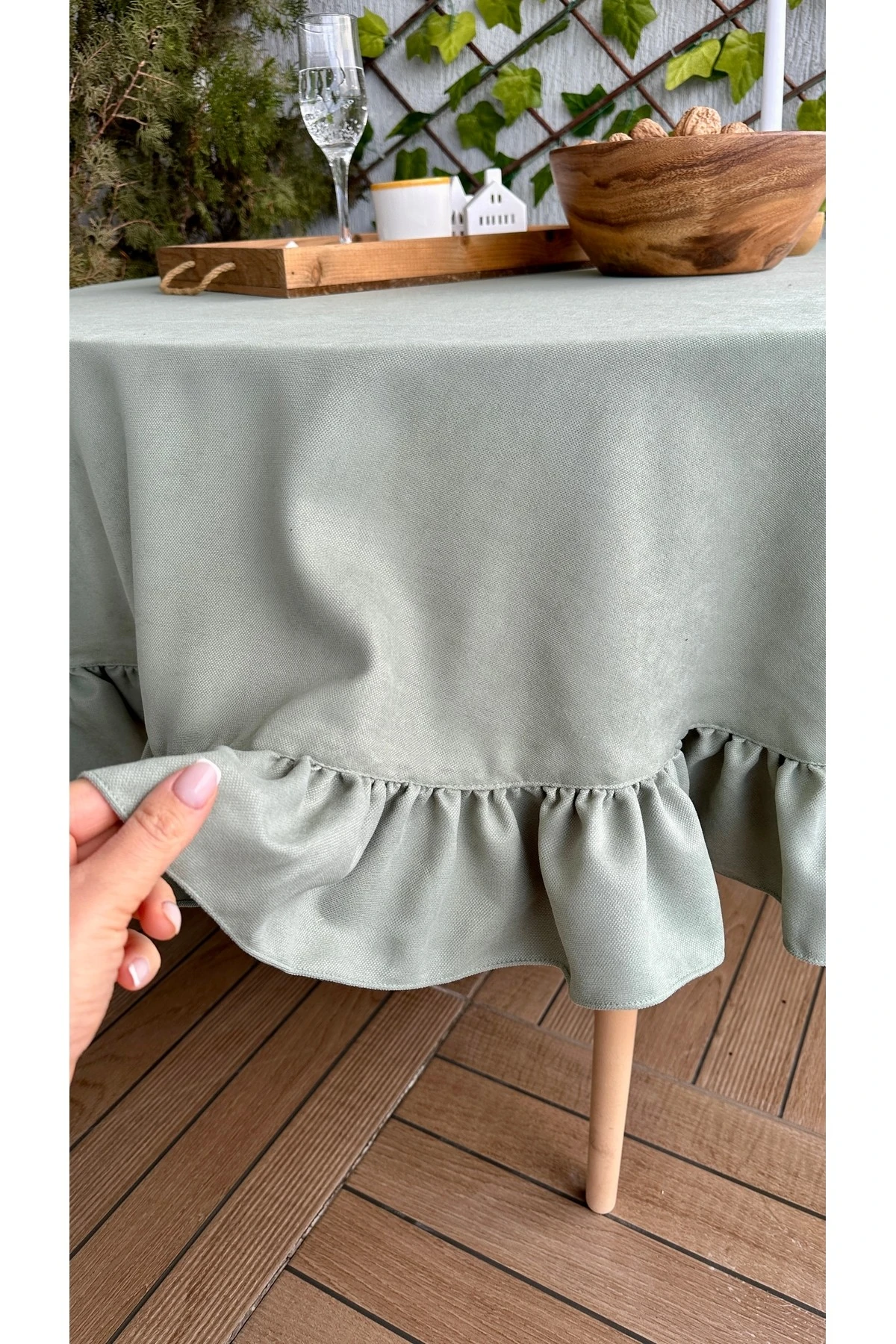 Kadife Dokulu Vintage Dertsiz Fırfırlı Yuvarlak Masa Örtüsü