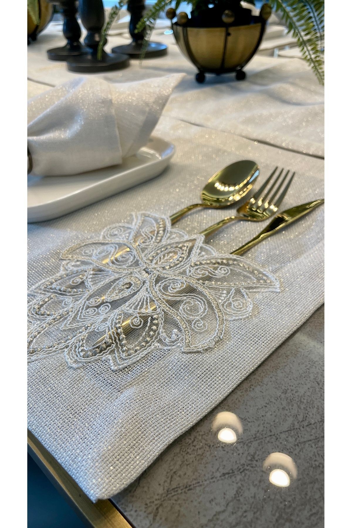 12 Kişilik Linen Fransız Dantelli Gold Simli Ekru Amerikan Servis Ve Runner Set 13 PARÇA (PEÇETESİZ)