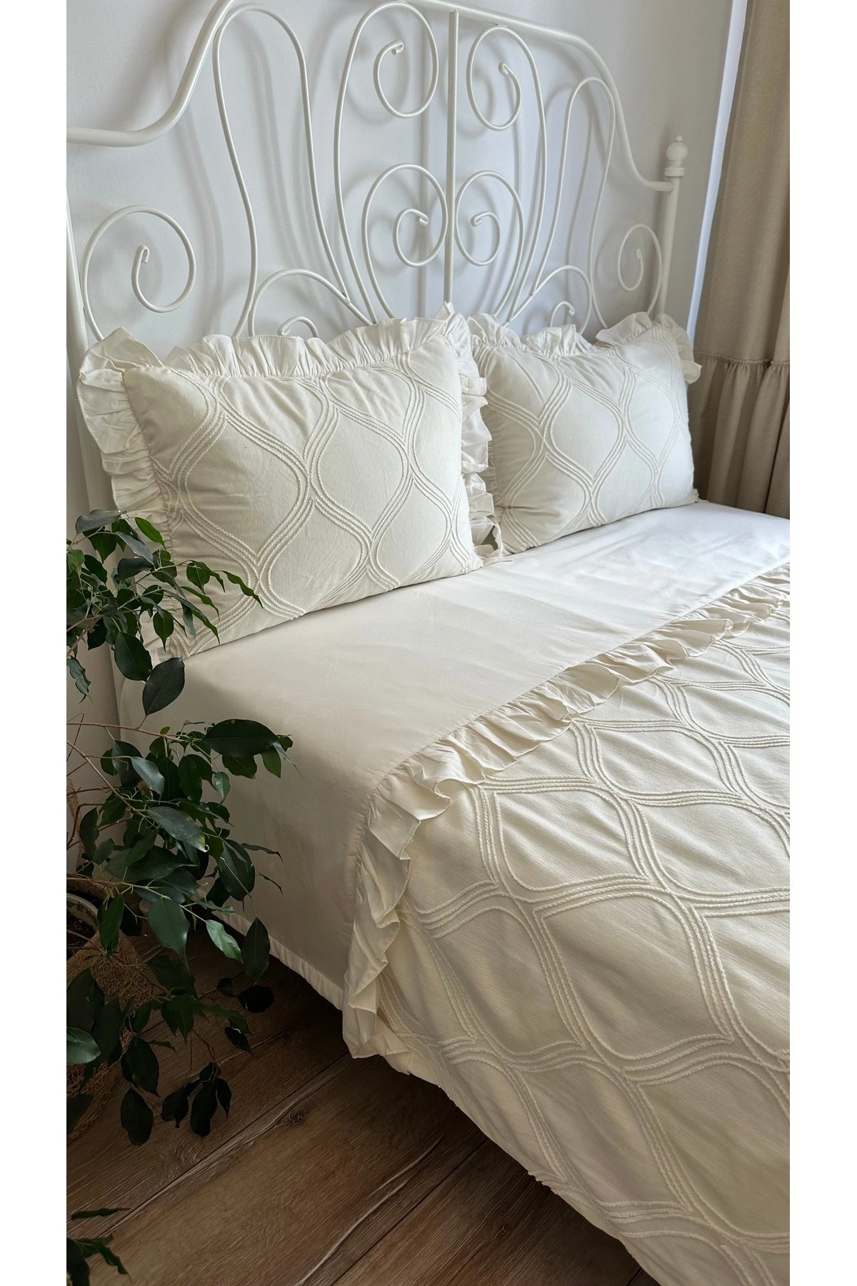 Magnolia Tasarım Ekru Fırfırlı Yatak Örtüsü Çift Kişilik 3 Parça