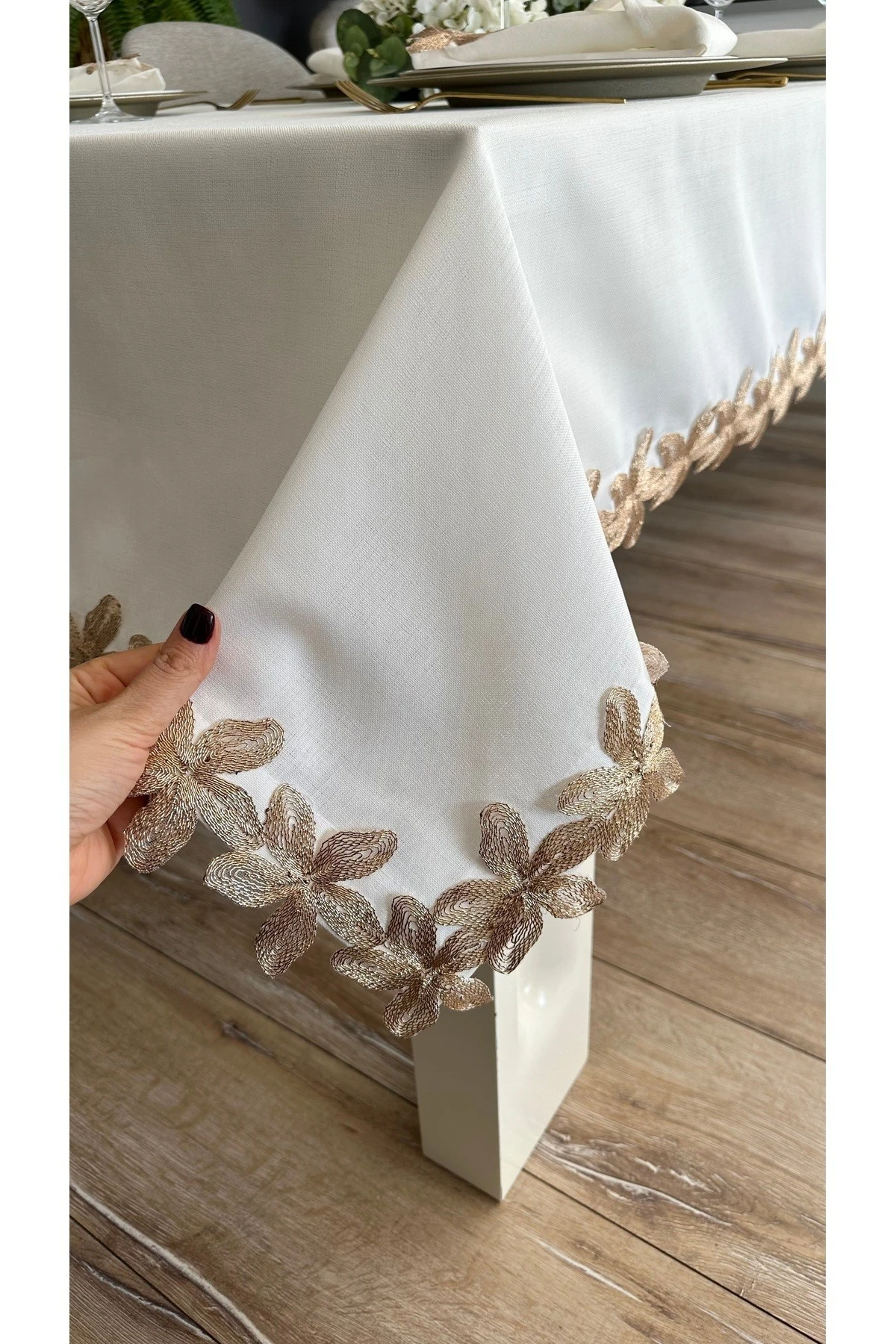 Bakır Dantel Detaylı Beyaz Masa Örtüsü Takımı 6 ad Peçete Dahil
