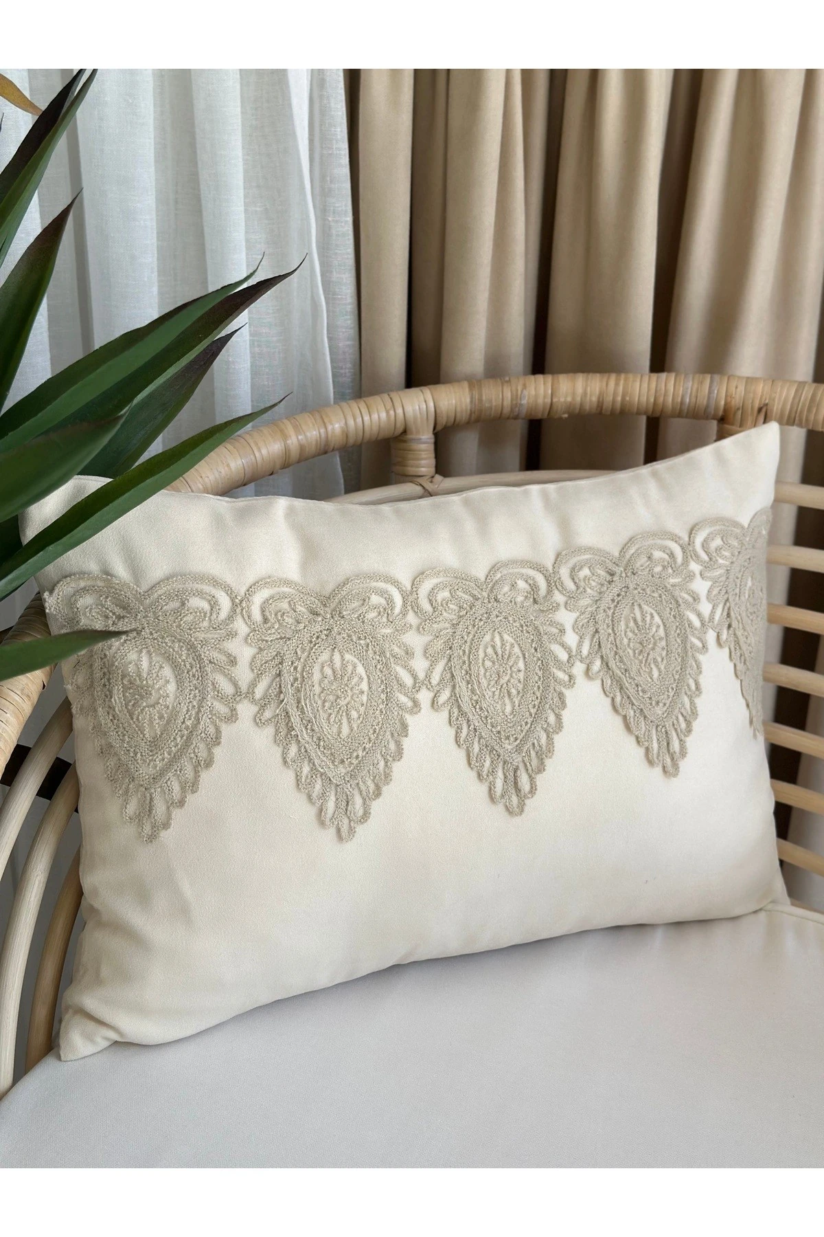 Dantel Detaylı Krem Dikdörtgen Kırlent Kılıfı 50 x 30