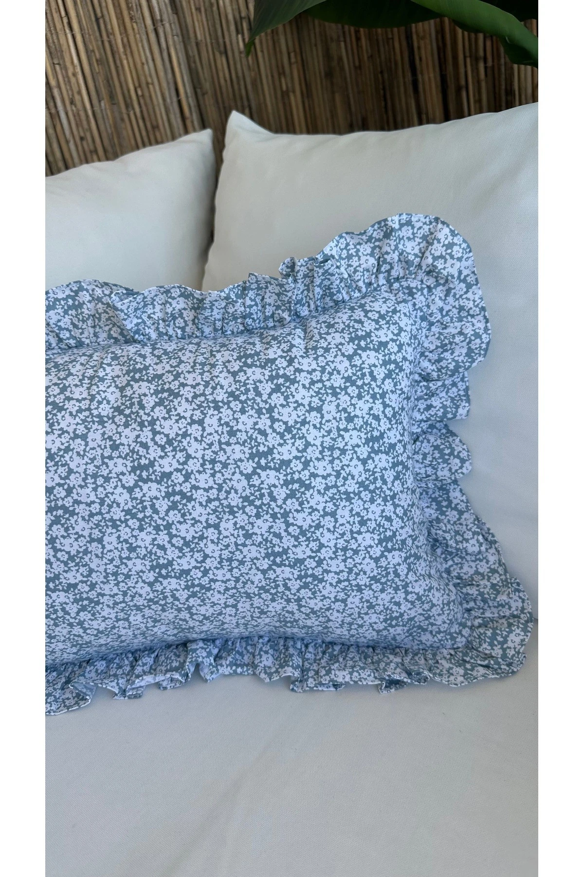 Pamuklu Kumaş Mini Çiçekli Fırfırlı Kırlent Kılıfı