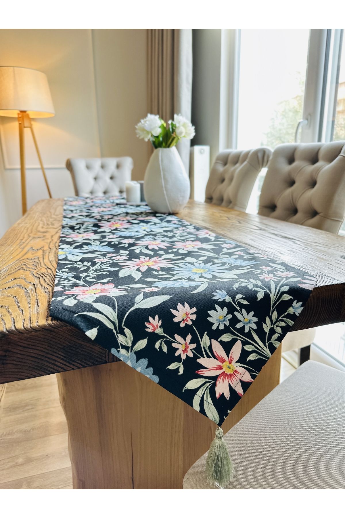 Siyah Dertsiz Çiçek Desenli Püsküllü Runner