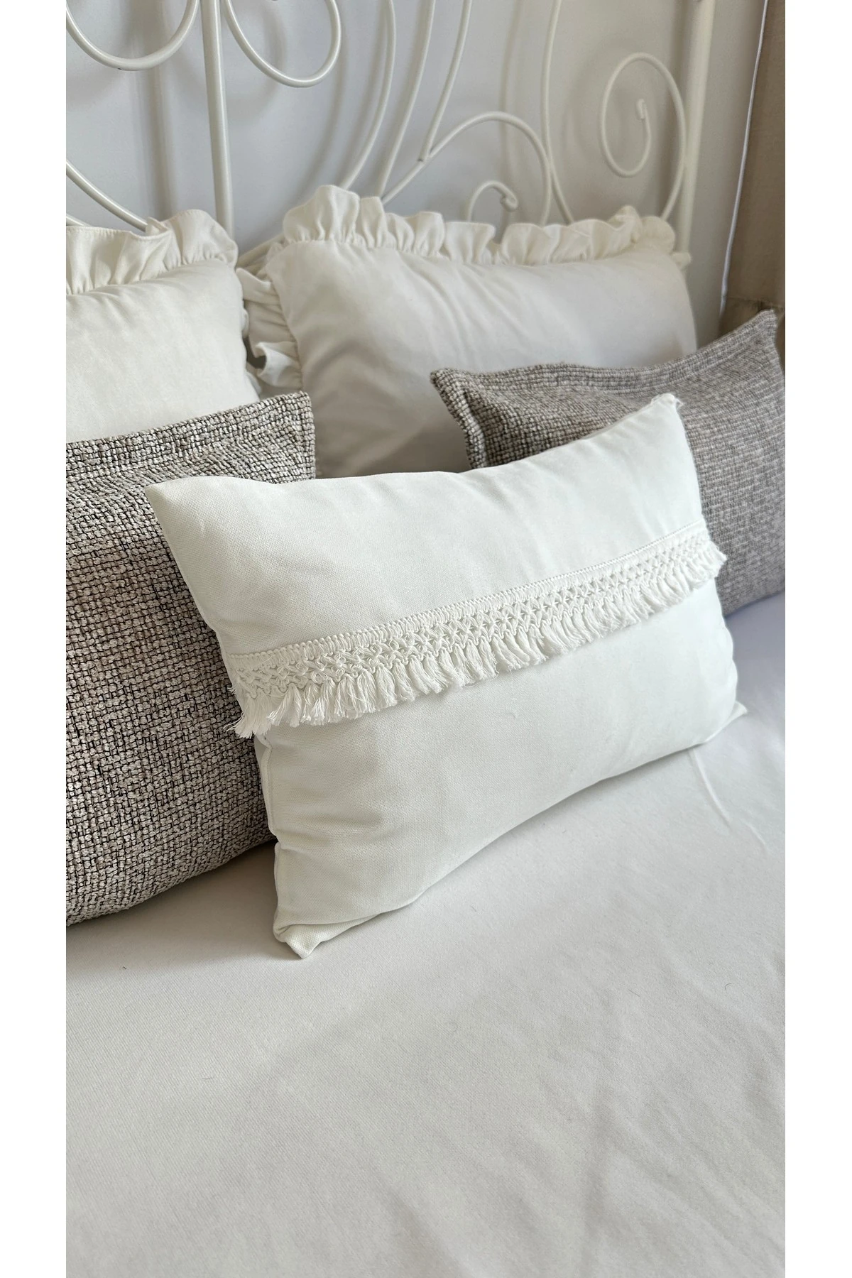 Beyaz Püsküllü Bohem Kırlent Kılıfı