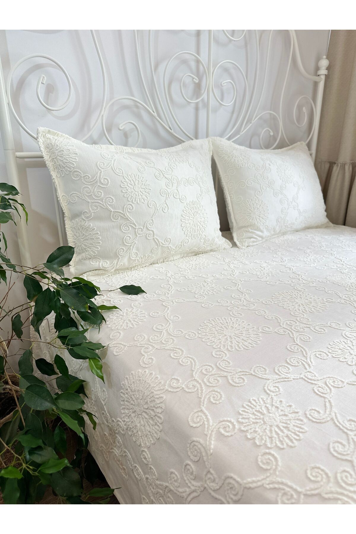 Nakışlı Kırık Beyaz Yatak Örtüsü Pike Takımı Çift Kişilik