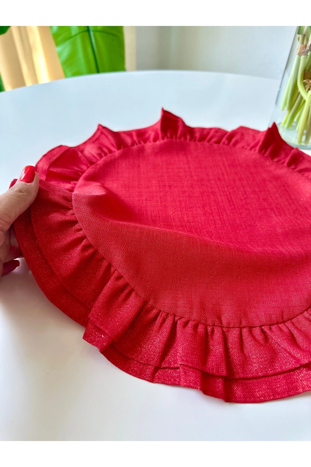 Simli Kırmızı Fırfırlı Dekoratif Örtü