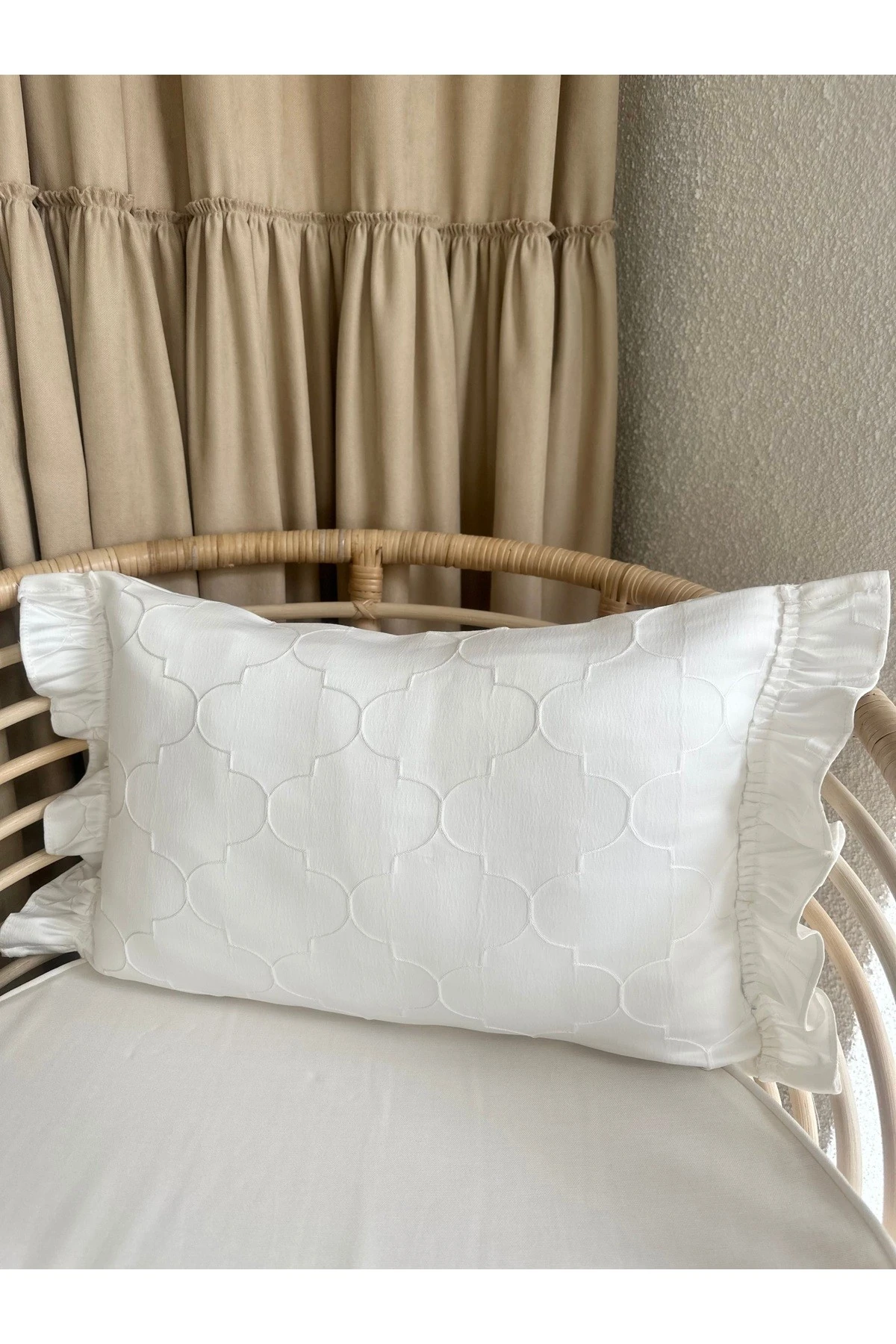 Ekru Desenli Fırfırlı Kırlent Kılıfı