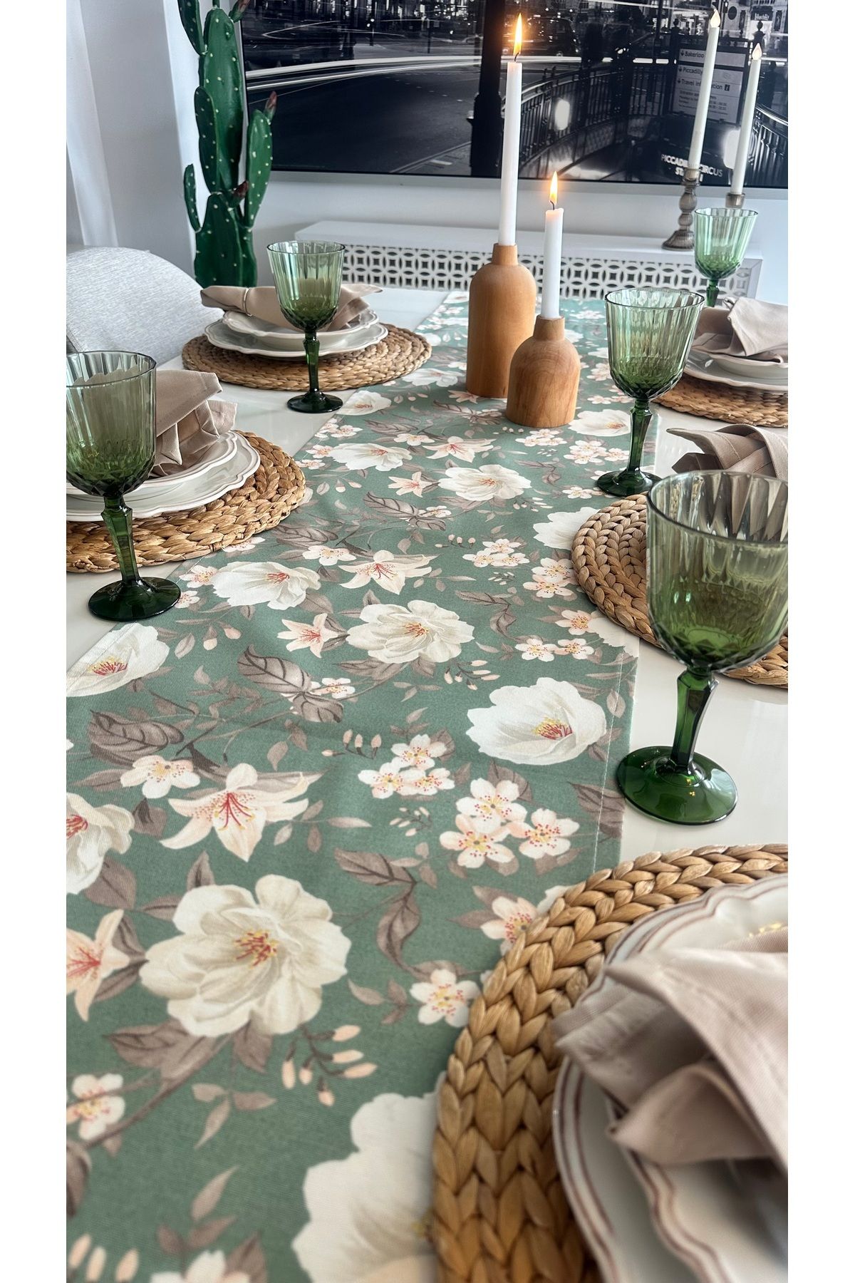 Leke Tutmaz Çiçek Desenli Yeşil Ekru Runner