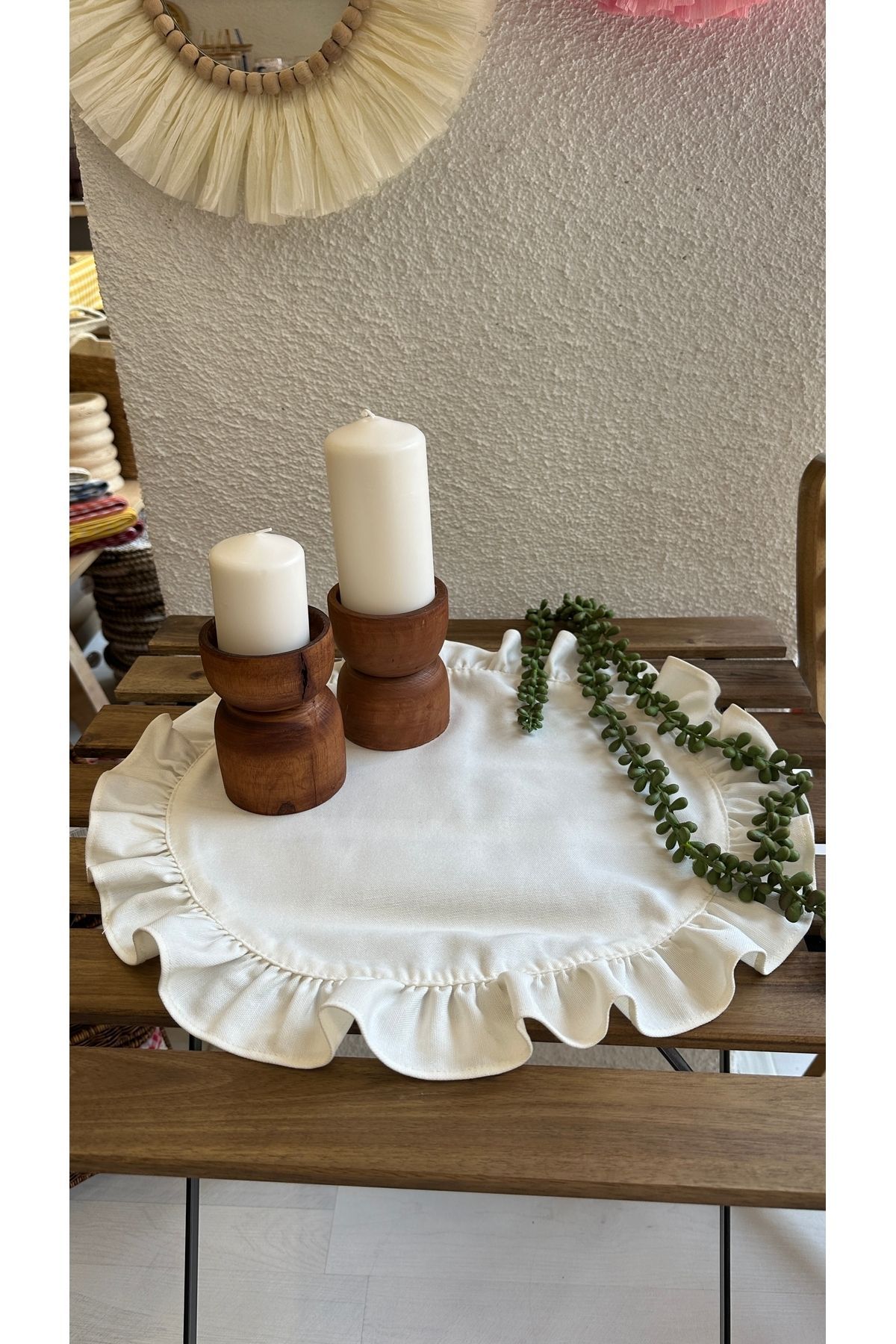 Leke Tutmaz Keten Yuvarlak Fırfırlı Dekoratif Örtü 60 x 60