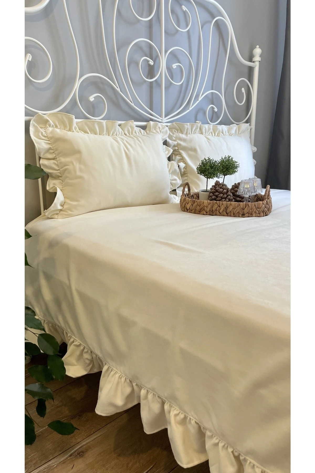 Vintage Adaçayı Yeşili Fırfırlı Yatak Örtüsü Çift Kişilik 3 Parça - Ekru