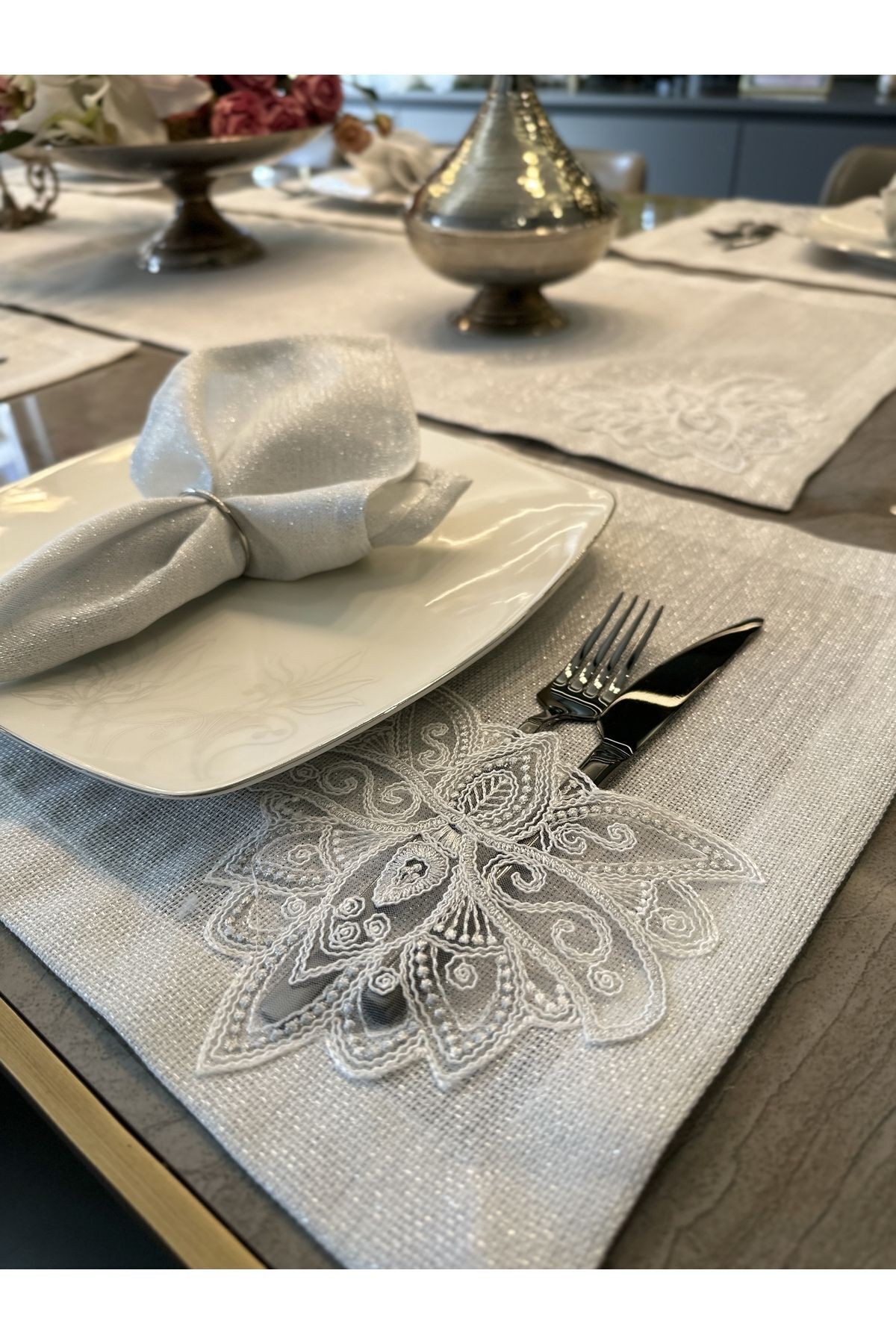 7 Parça Linen Fransız Dantelli Gümüş Simli Beyaz Amerikan Servis Ve Runner Set (PEÇETE DAHİL DEĞİL)