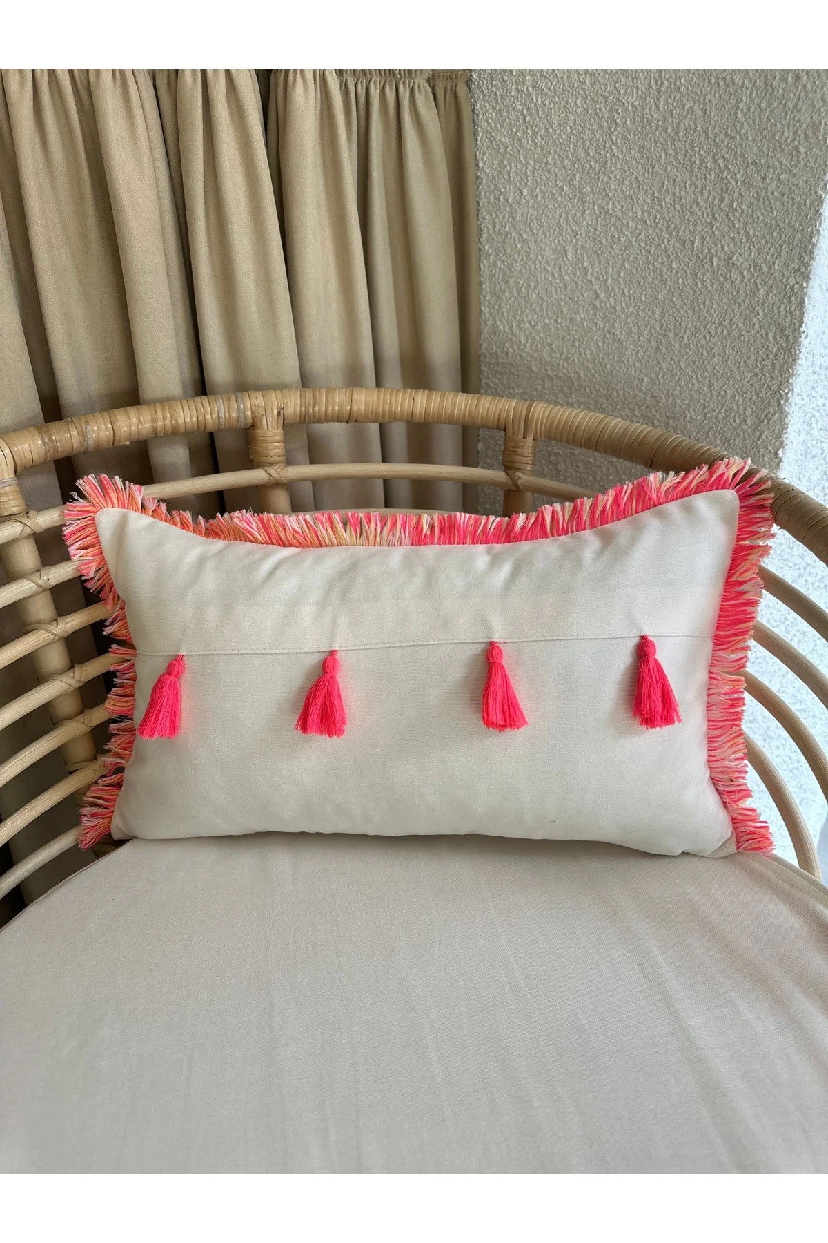 Ekru Pembe Püsküllü Kırlent Kılıfı 1 adet