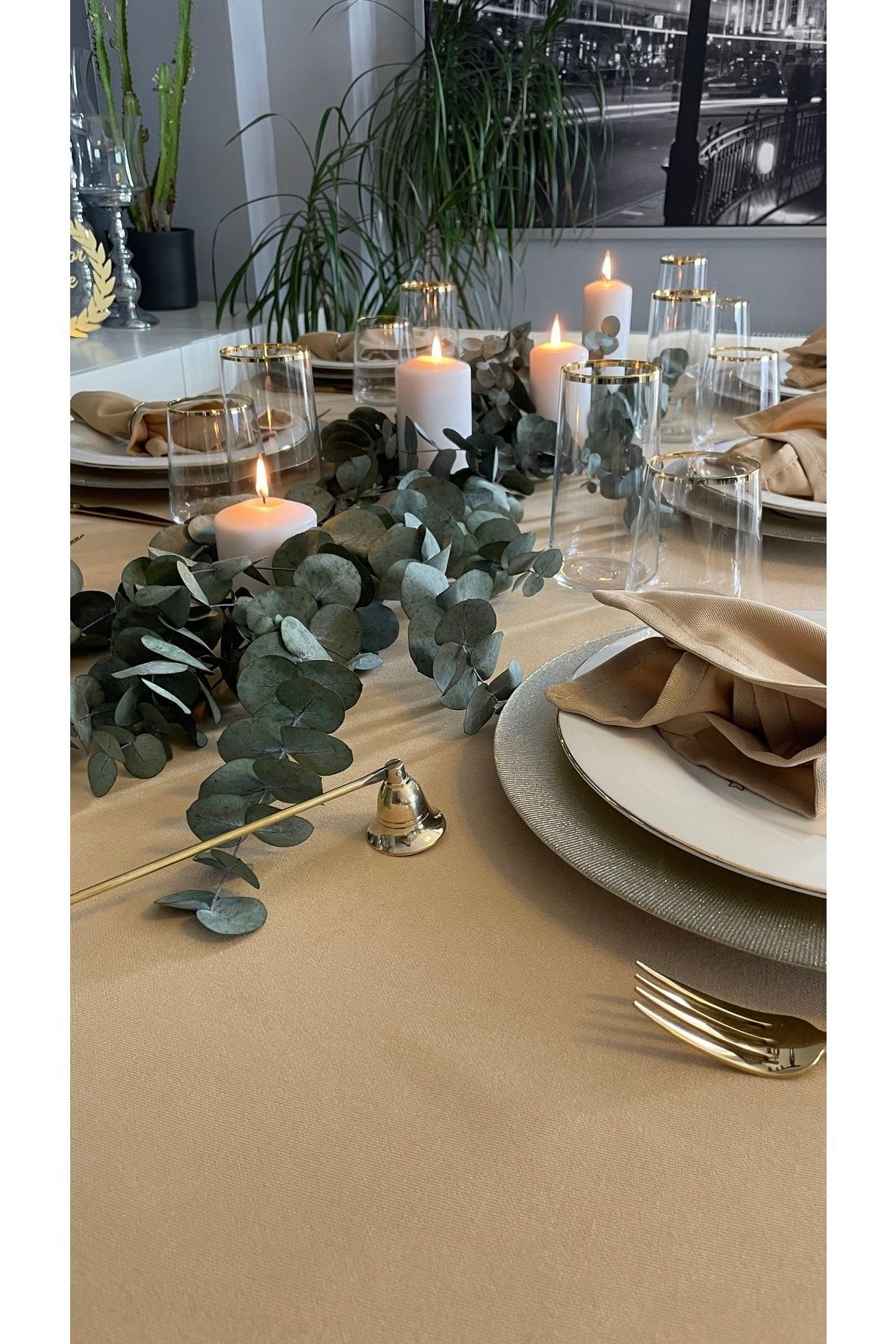 Kadife Dokulu Dertsiz Koyu Bej Bal Köpüğü Masa Örtüsü