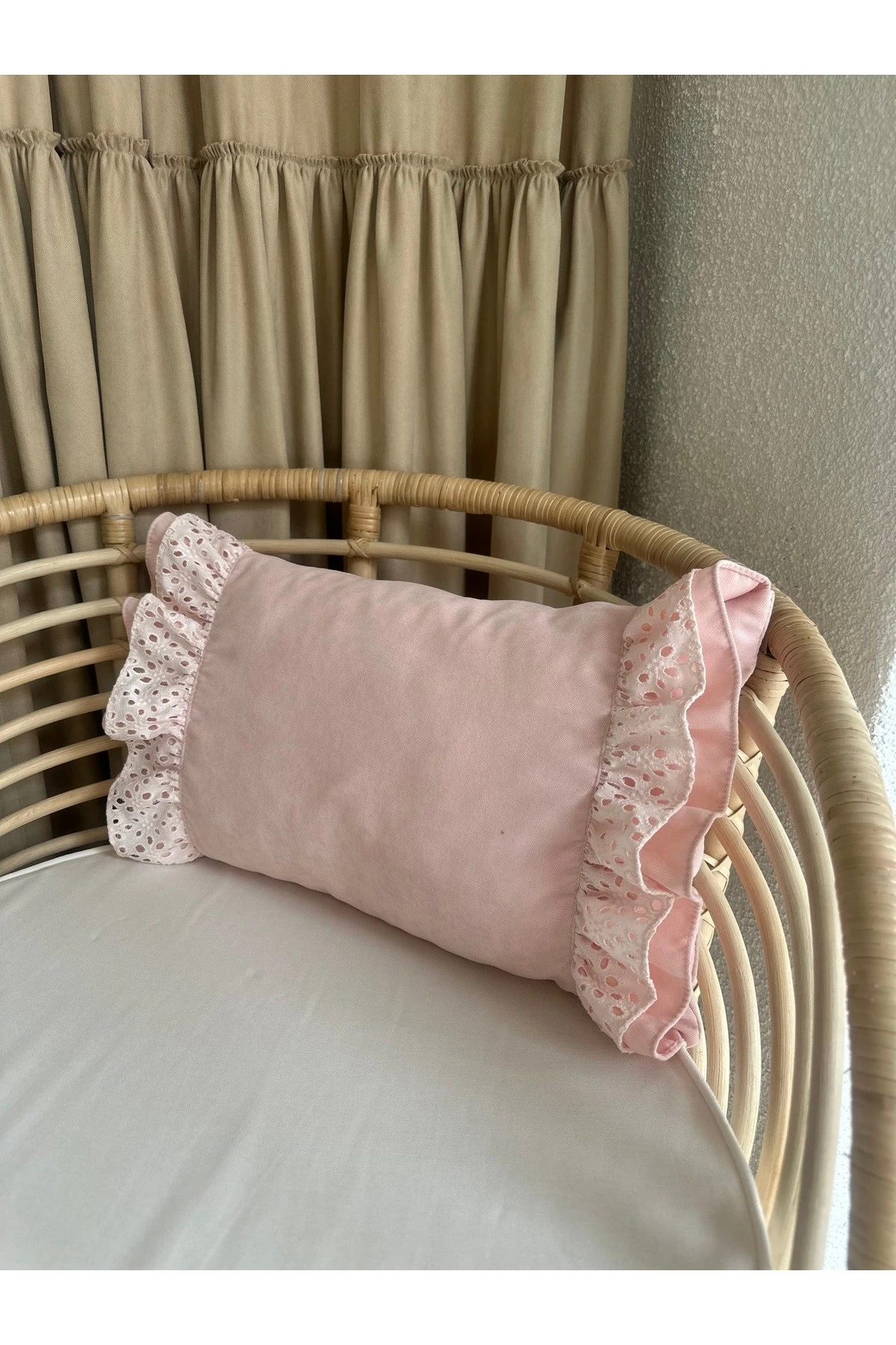 Toz Pembe Dantel Detaylı Dekoratif Kırlent Kılııf