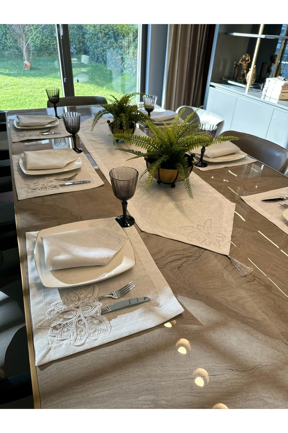 17 Parça 8 KİŞİLİK Fransız Dantelli Köşe Püsküllü Simli Amerikan Servis Runner Peçete Set