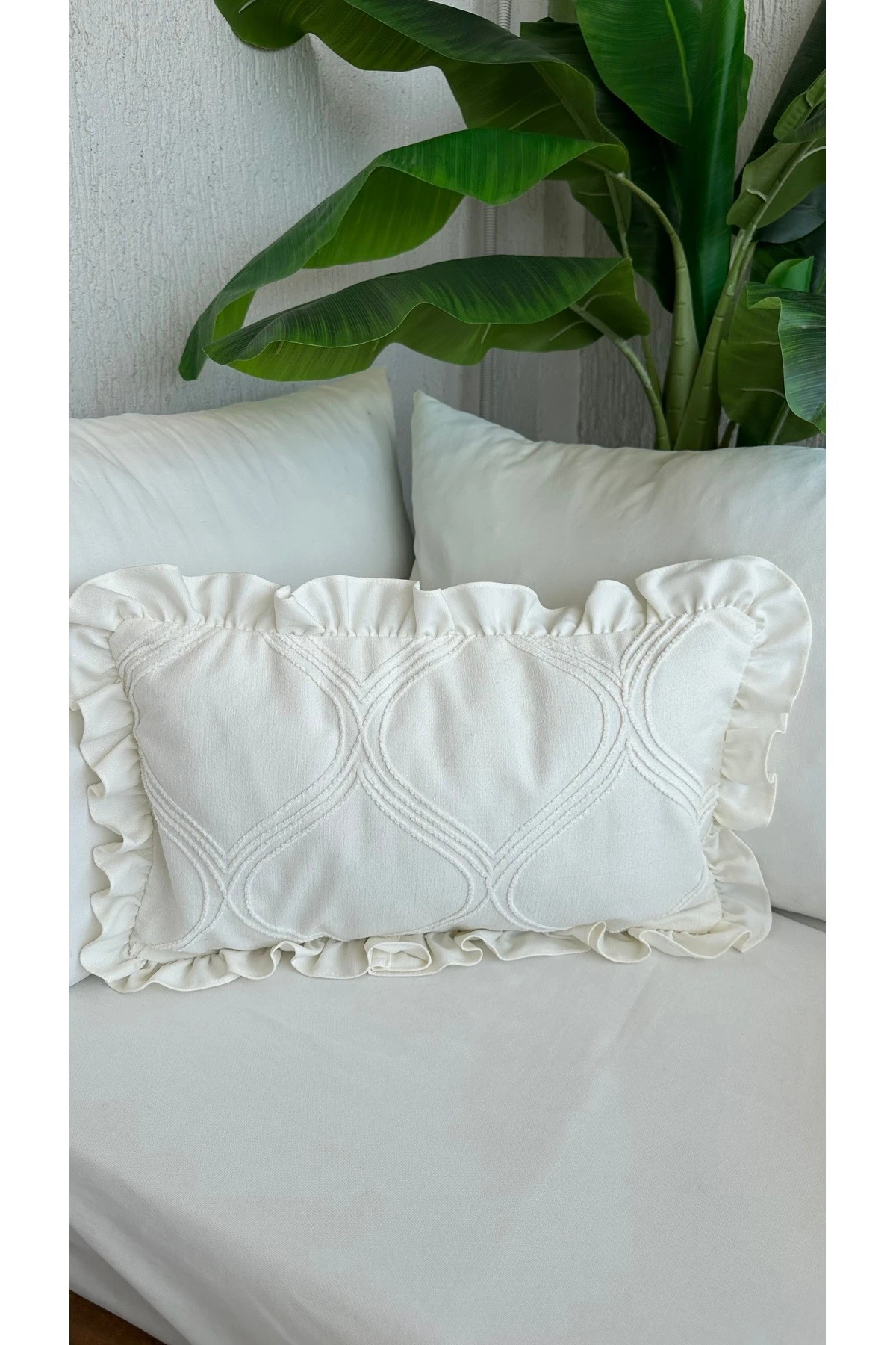 Nakış Detaylı Fırfırlı Ekru Kırlent Kılıfı 1 ADET