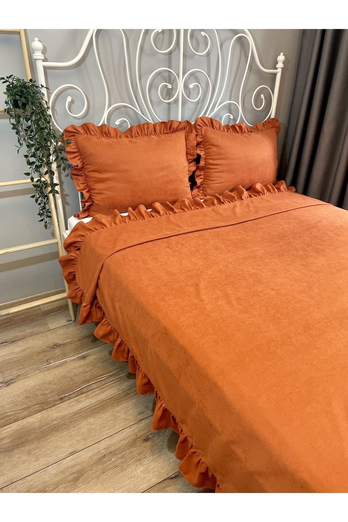 Kiremit Rengi Fırfırlı Yatak Örtüsü Set Çift Kişilik