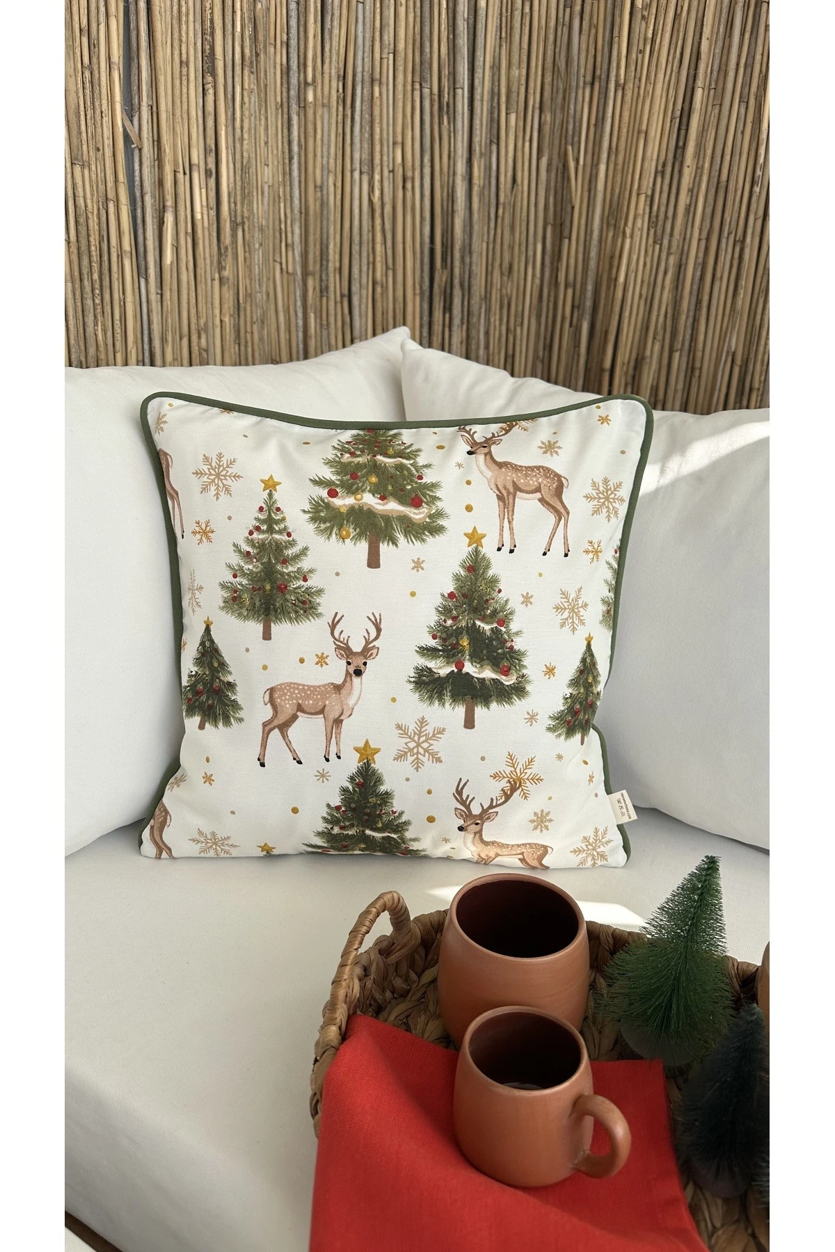 Yeni Yıl Temalı Ceylan Desenli Beyaz Yeşil Bej Gold Kırlent Kılıfı Yılbaşı