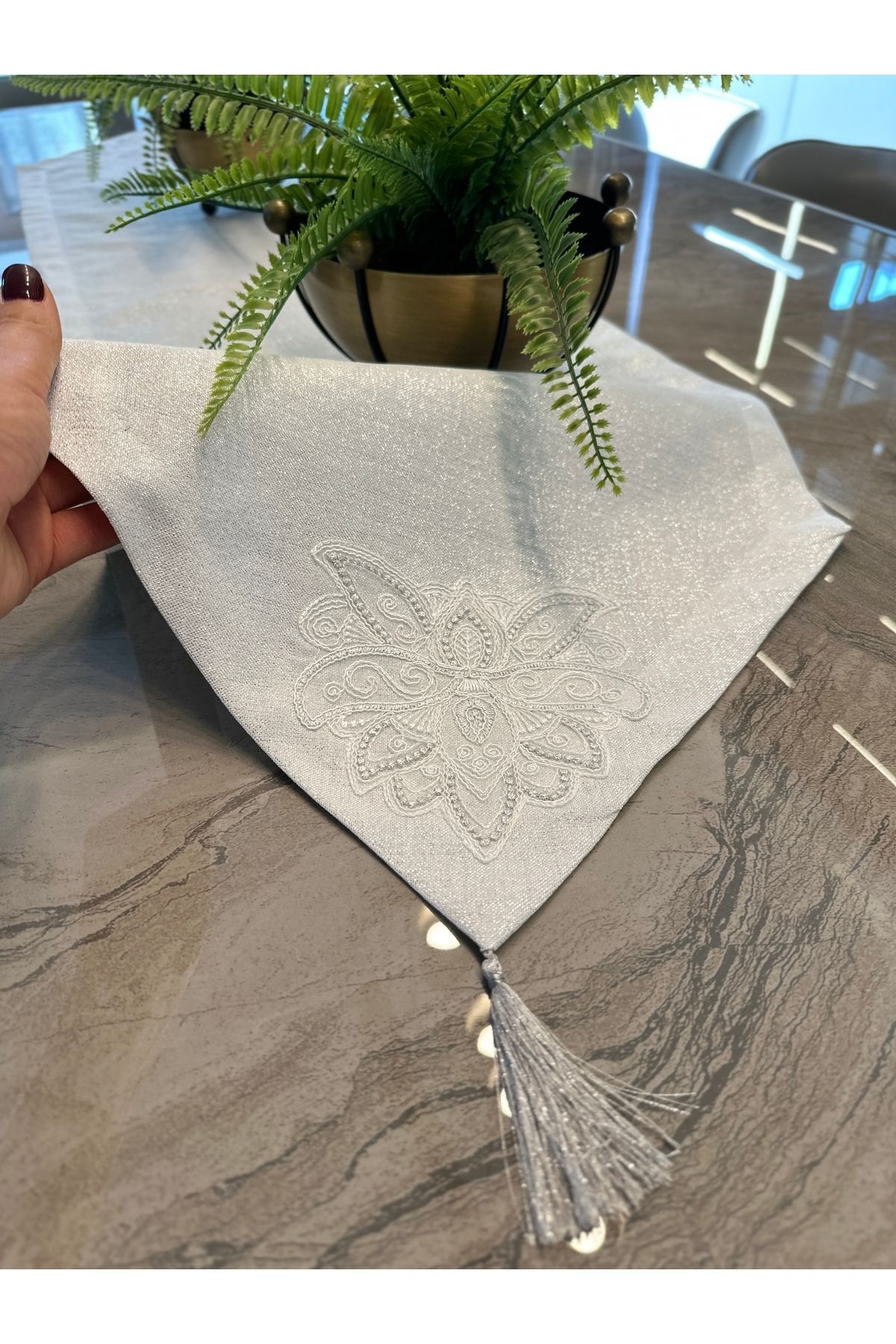 Fransız Dantelli Köşe Püsküllü Simli Runner