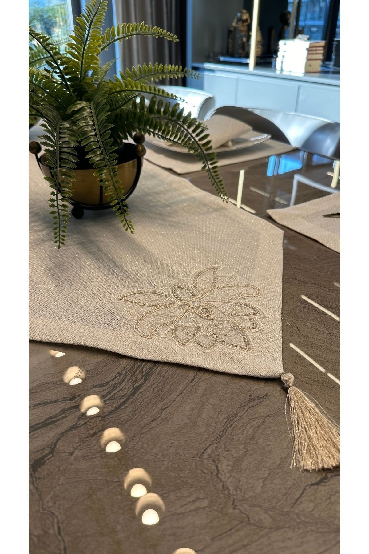 7 Parça Linen Fransız Dantelli Köşe Püsküllü Gold Simli Ekru Amerikan Servis Ve Runner Set