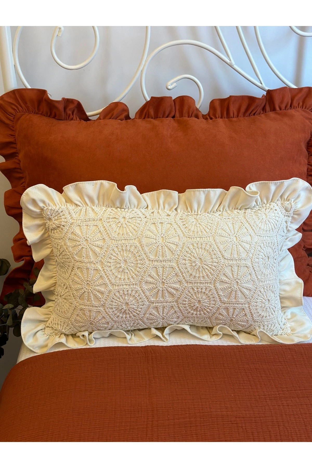 Ekru Dantel ve Fırfır Detaylı Tasarım Kırlent Kılıfı