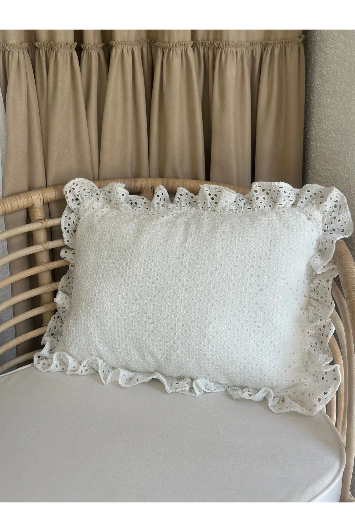 Beyaz Fisto Fırfırlı Kırlent Kılıfı