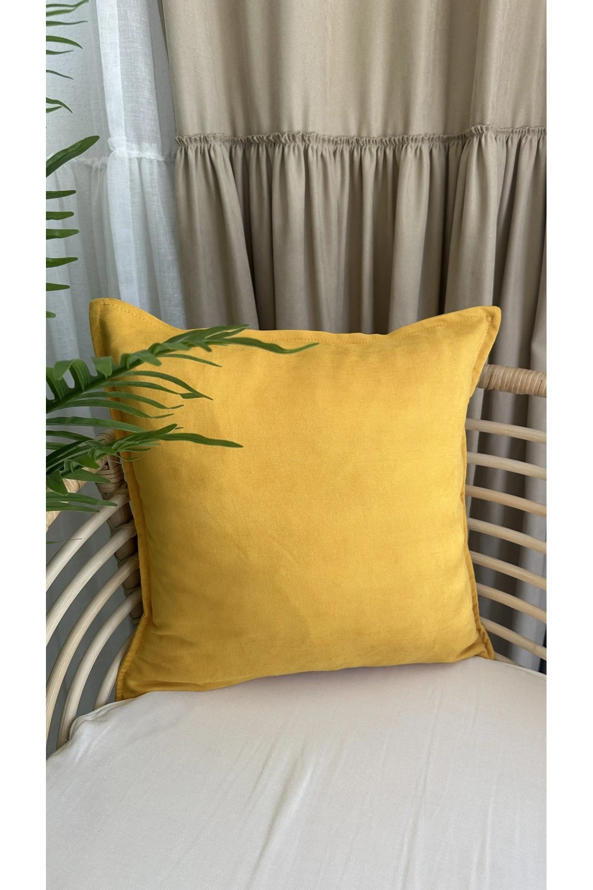 Kadife Dokulu Hardal Sarı Kırlent Kılıfı