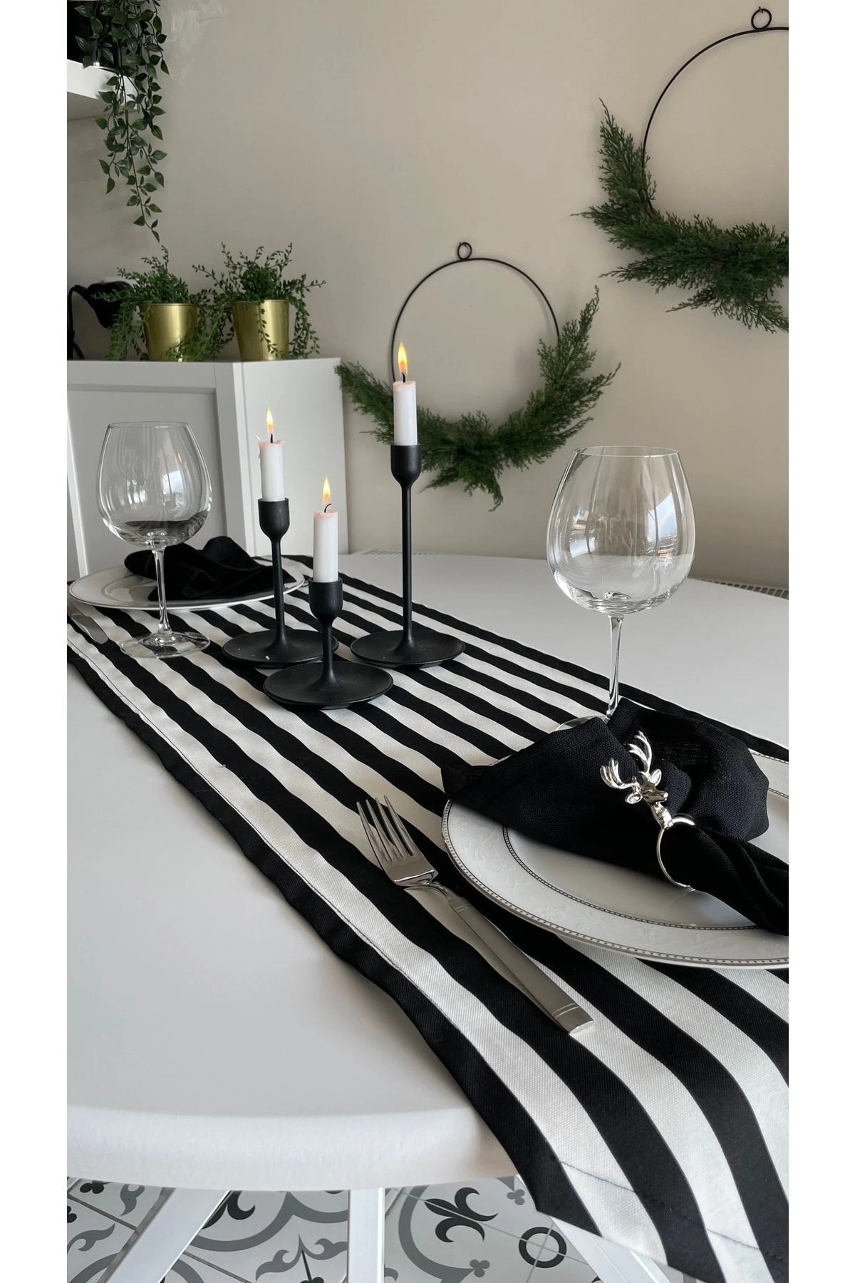 Dertsiz Püsküllü Siyah Beyaz Runner