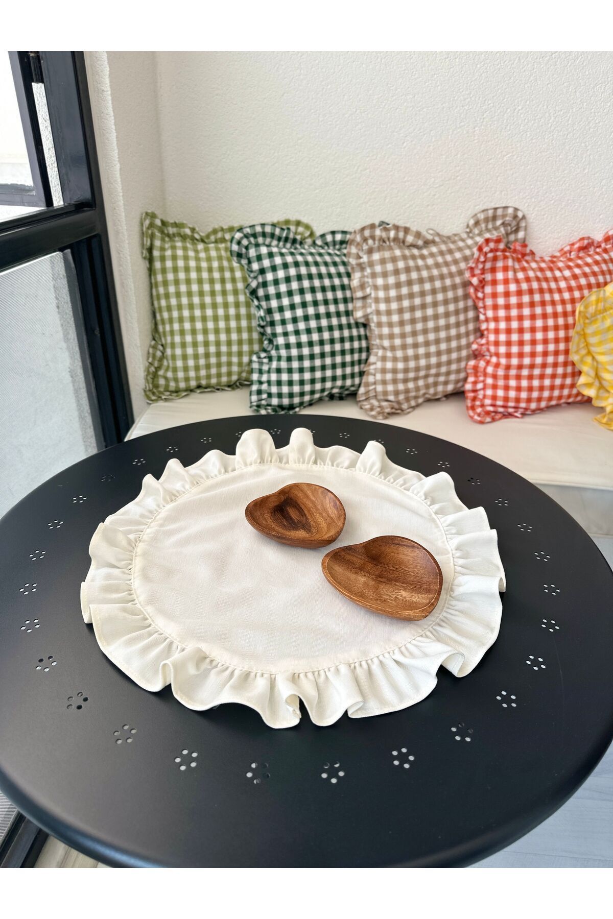 Keten Dokulu Dertsiz Ekru Yuvarlak Fırfırlı Örtü