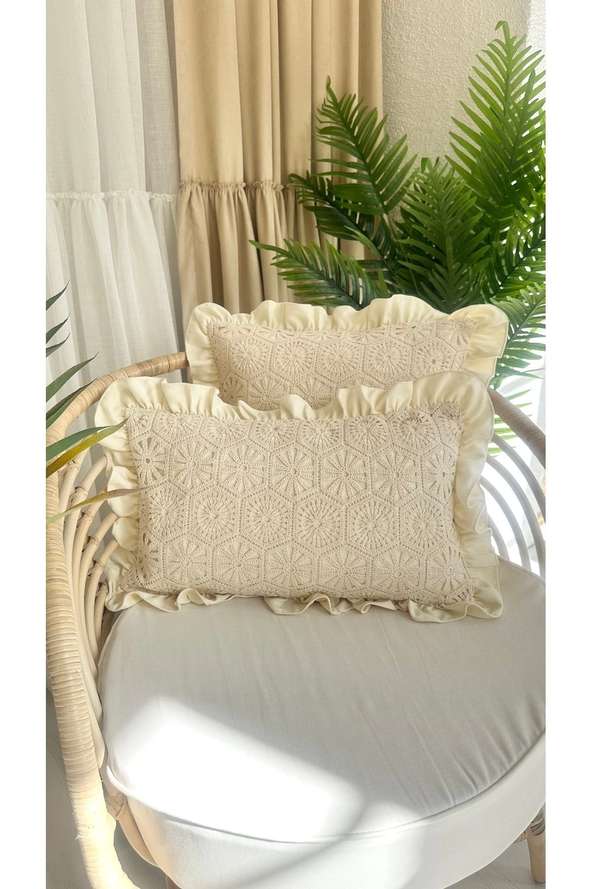 Ekru Dantel ve Fırfır Detaylı Tasarım Kırlent Kılıfı