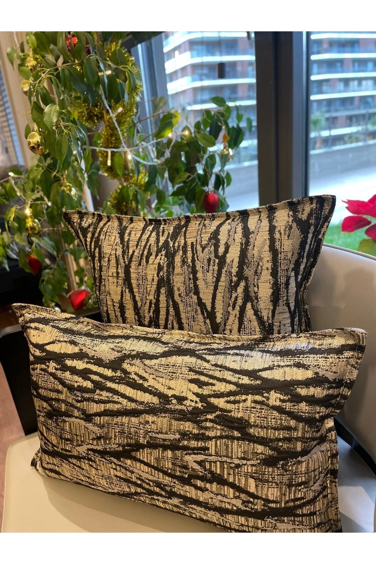 Siyah Gold Detaylı Kırlent Kılıfı