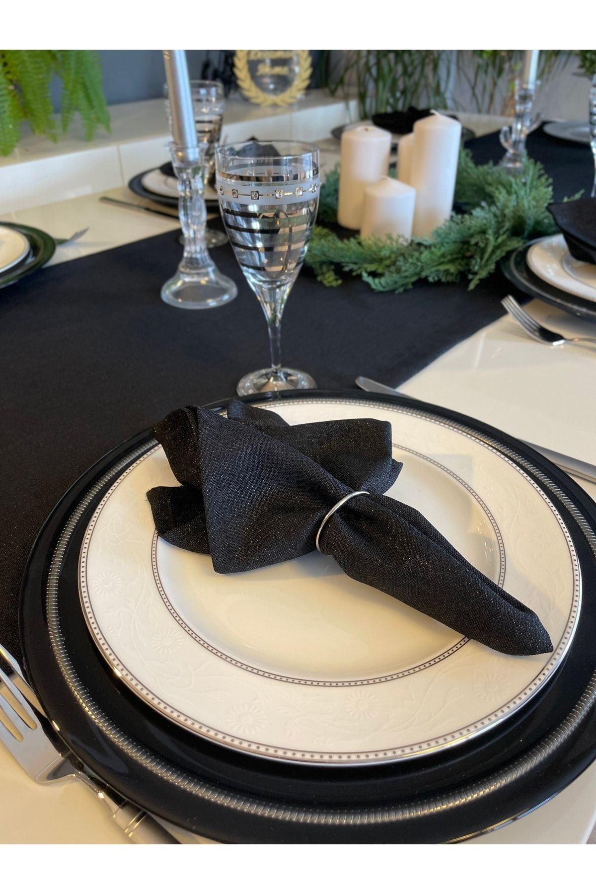 Keten Dokulu Simli Siyah Runner