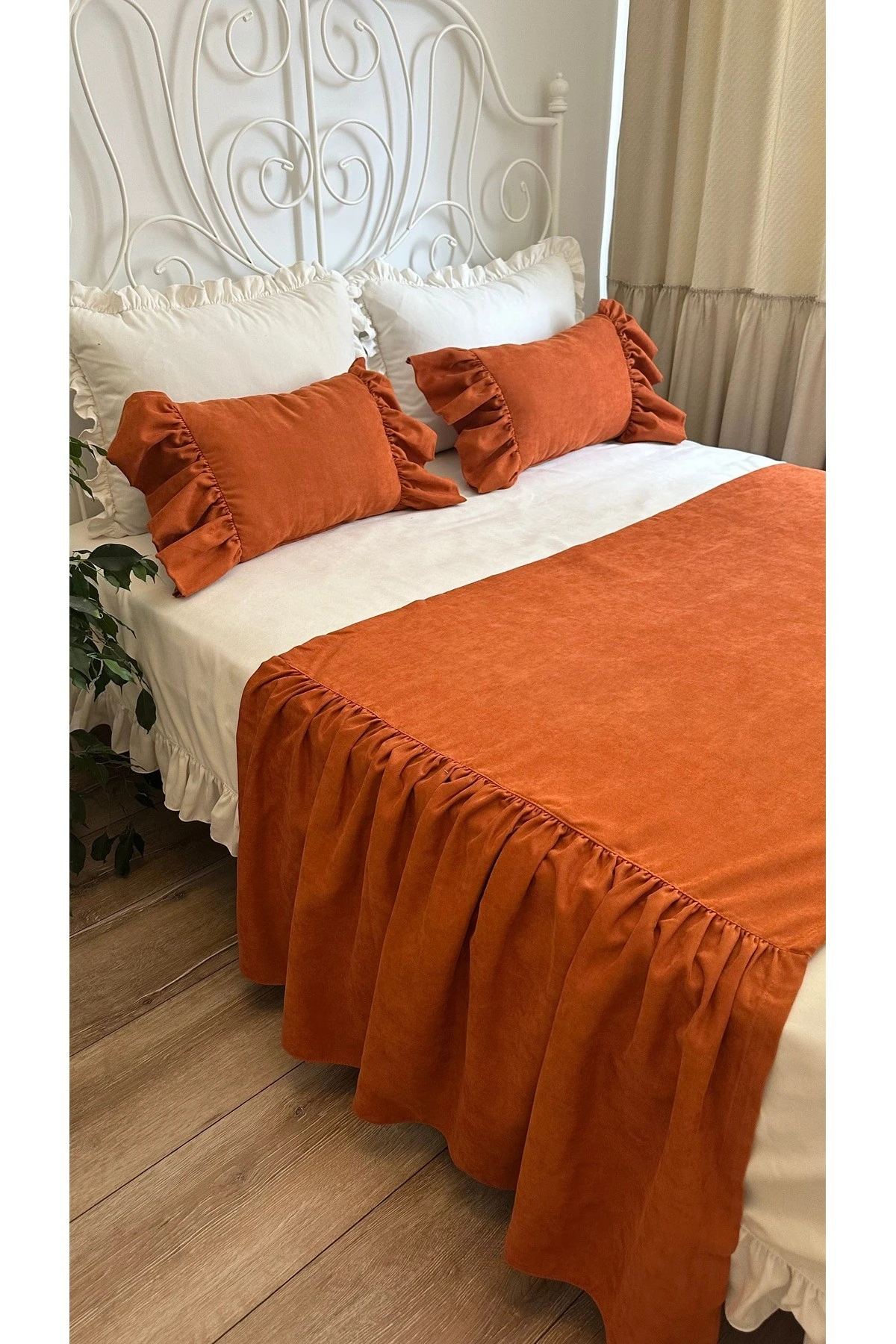 Adaçayı Yeşili Fırfırlı Yatak Runner ve İç Dolgulu Kırlent Seti Çift Kişilik 3 Parça - Kiremit