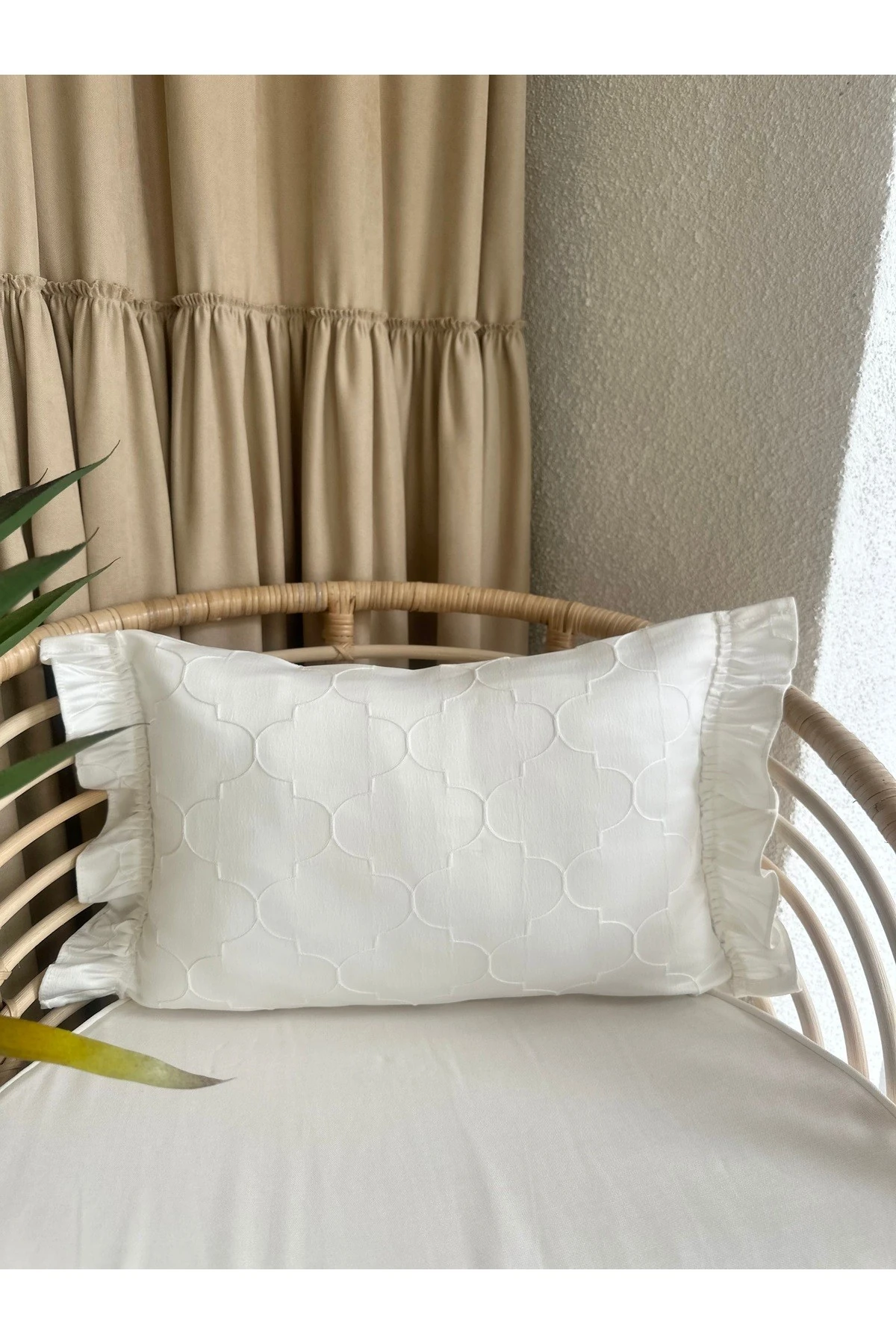 Ekru Desenli Fırfırlı Kırlent Kılıfı