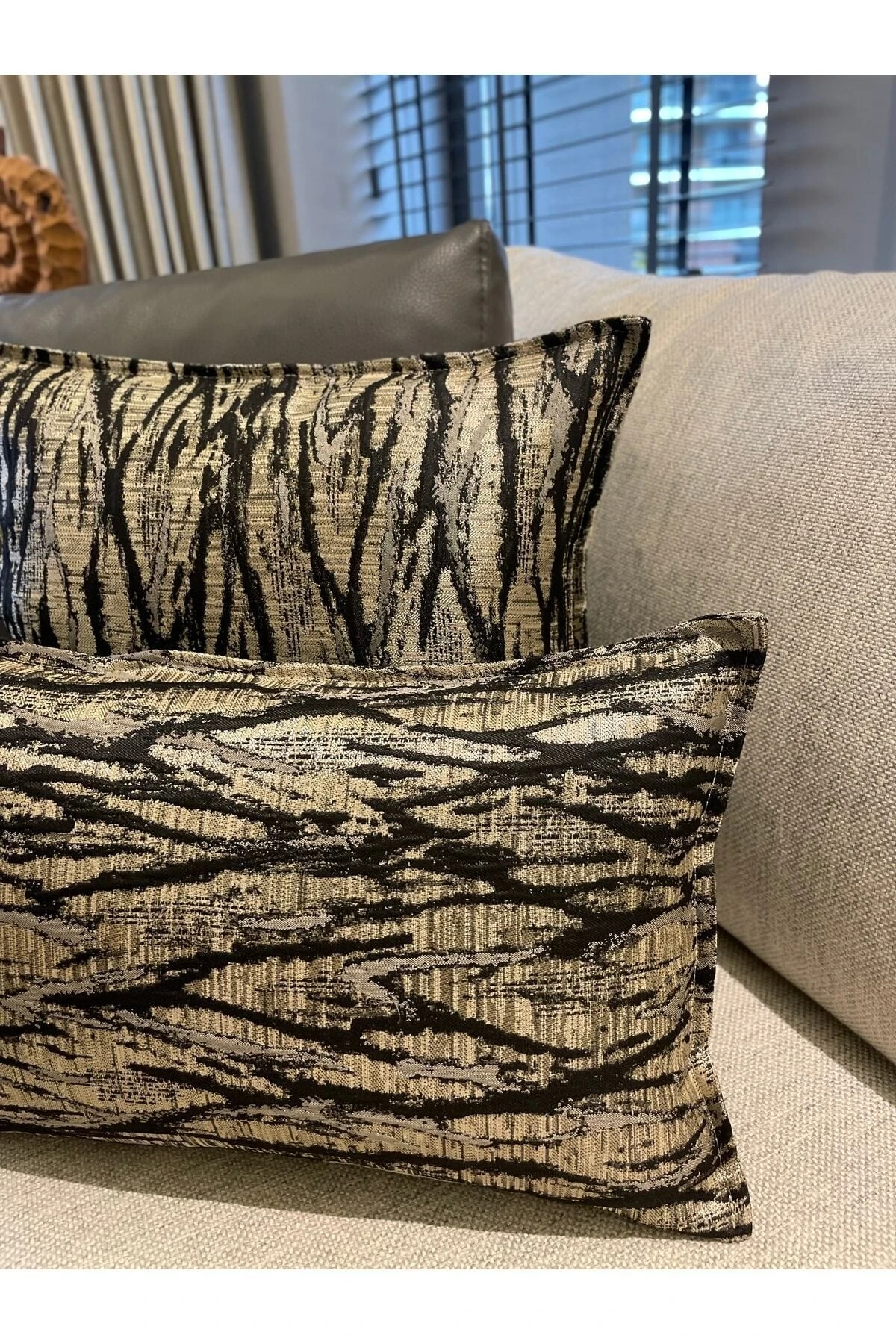 Siyah Gold Detaylı Kırlent Kılıfı
