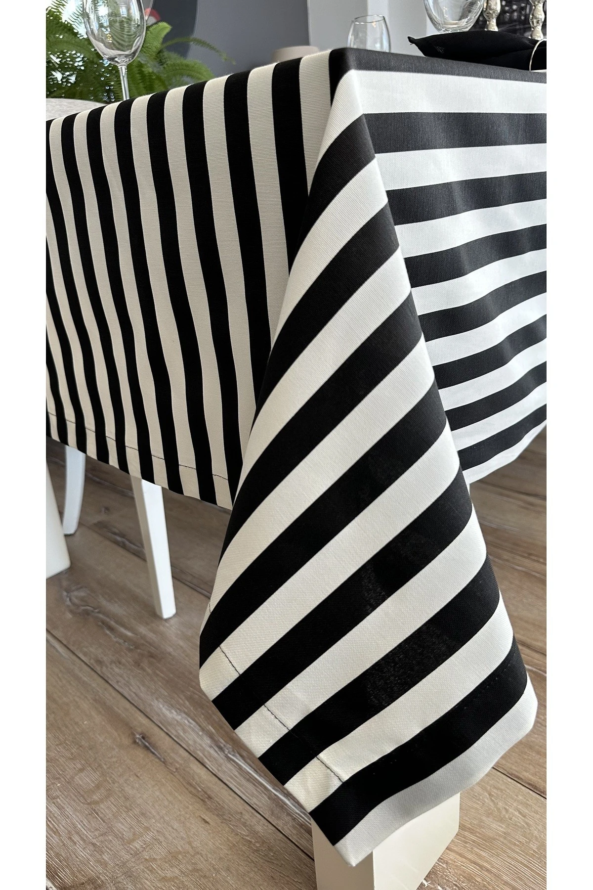 Leke Tutmaz Sıvı Geçirmez Siyah Beyaz Çizgili Dertsiz Masa Örtüsü